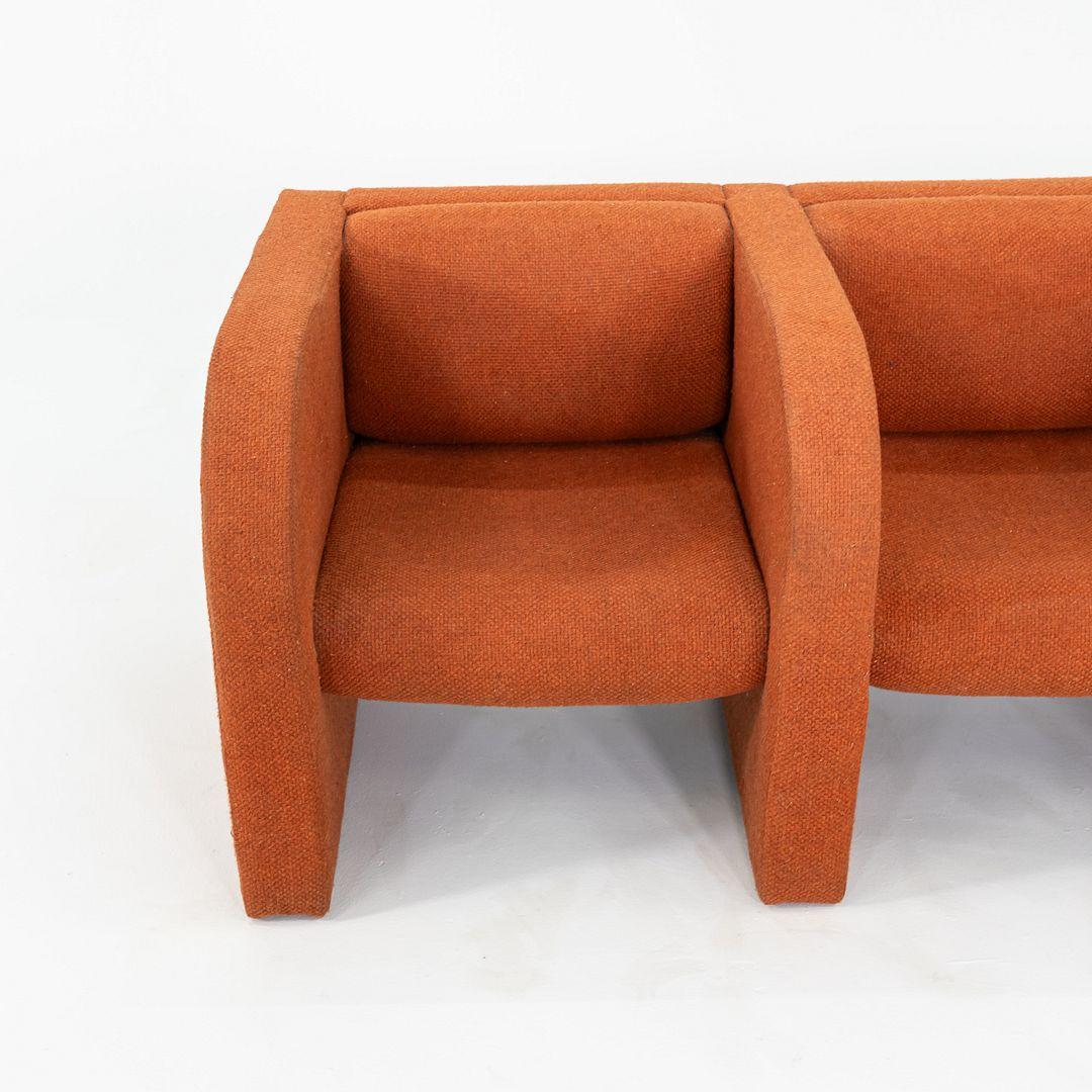 Canapé moderniste des années 1970 à trois places en tissu orange Bon état - En vente à Philadelphia, PA
