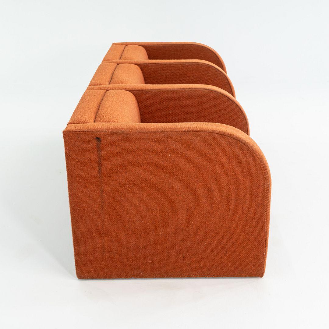 Acier Canapé moderniste des années 1970 à trois places en tissu orange en vente