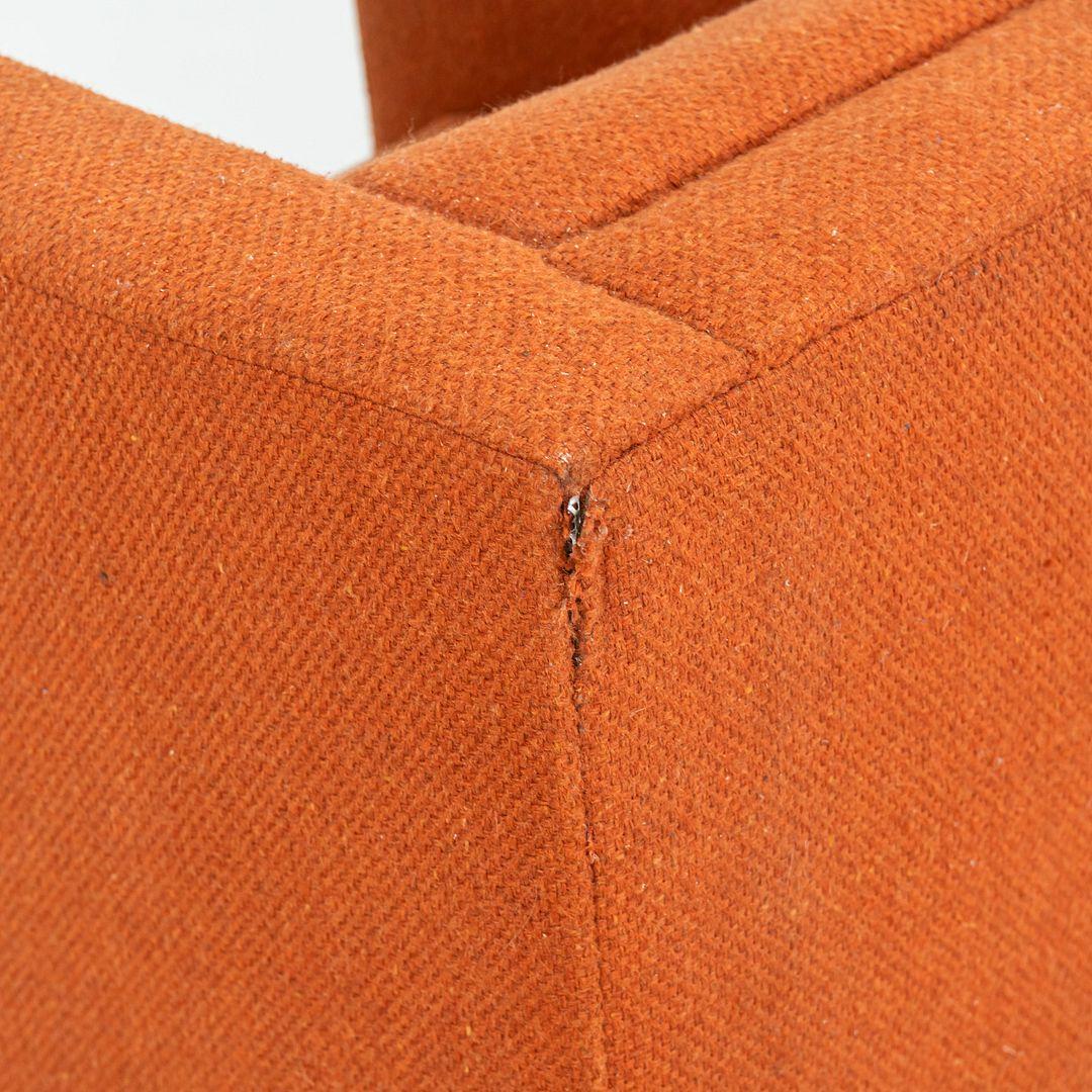 Canapé moderniste des années 1970 à trois places en tissu orange en vente 1