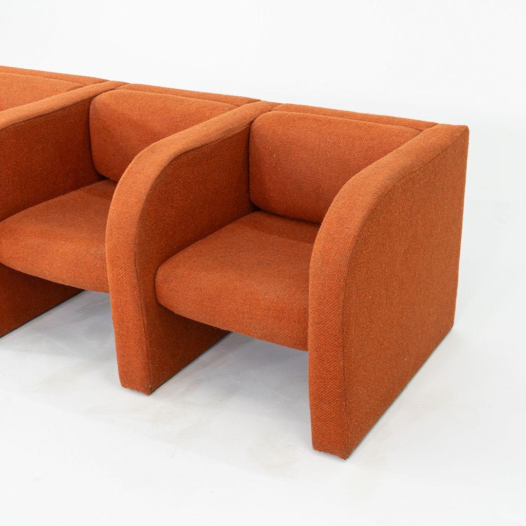 Canapé moderniste des années 1970 à trois places en tissu orange en vente 2