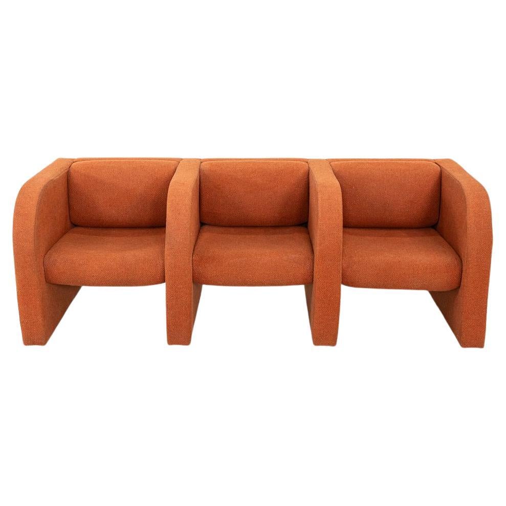 Canapé moderniste des années 1970 à trois places en tissu orange