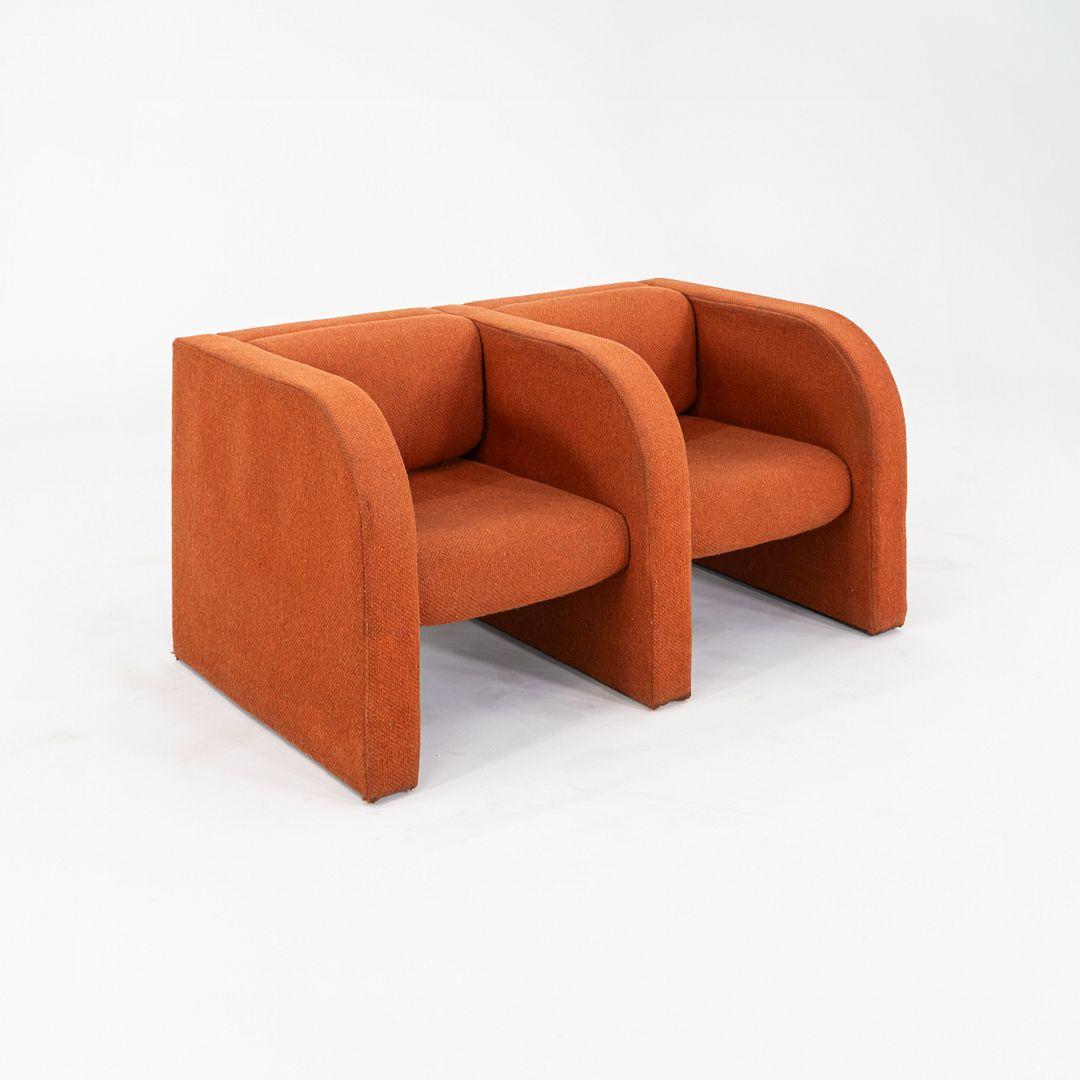 Se trata de un Sofá de dos plazas con Love Seat personalizado en tela Hopsack naranja oscuro, de la década de 1970. Nos llegó de una casa de Ithaca, Nueva York. La silueta recuerda los diseños de Pierre Paulin, pero no hay etiquetas que indiquen el