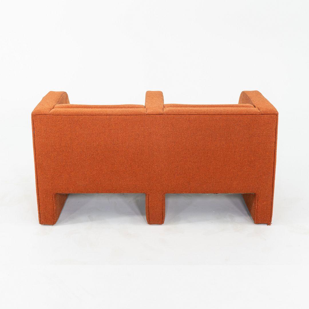 Sofá escultural modernista de dos plazas de los años 70 en tela Hopsack naranja Estadounidense en venta