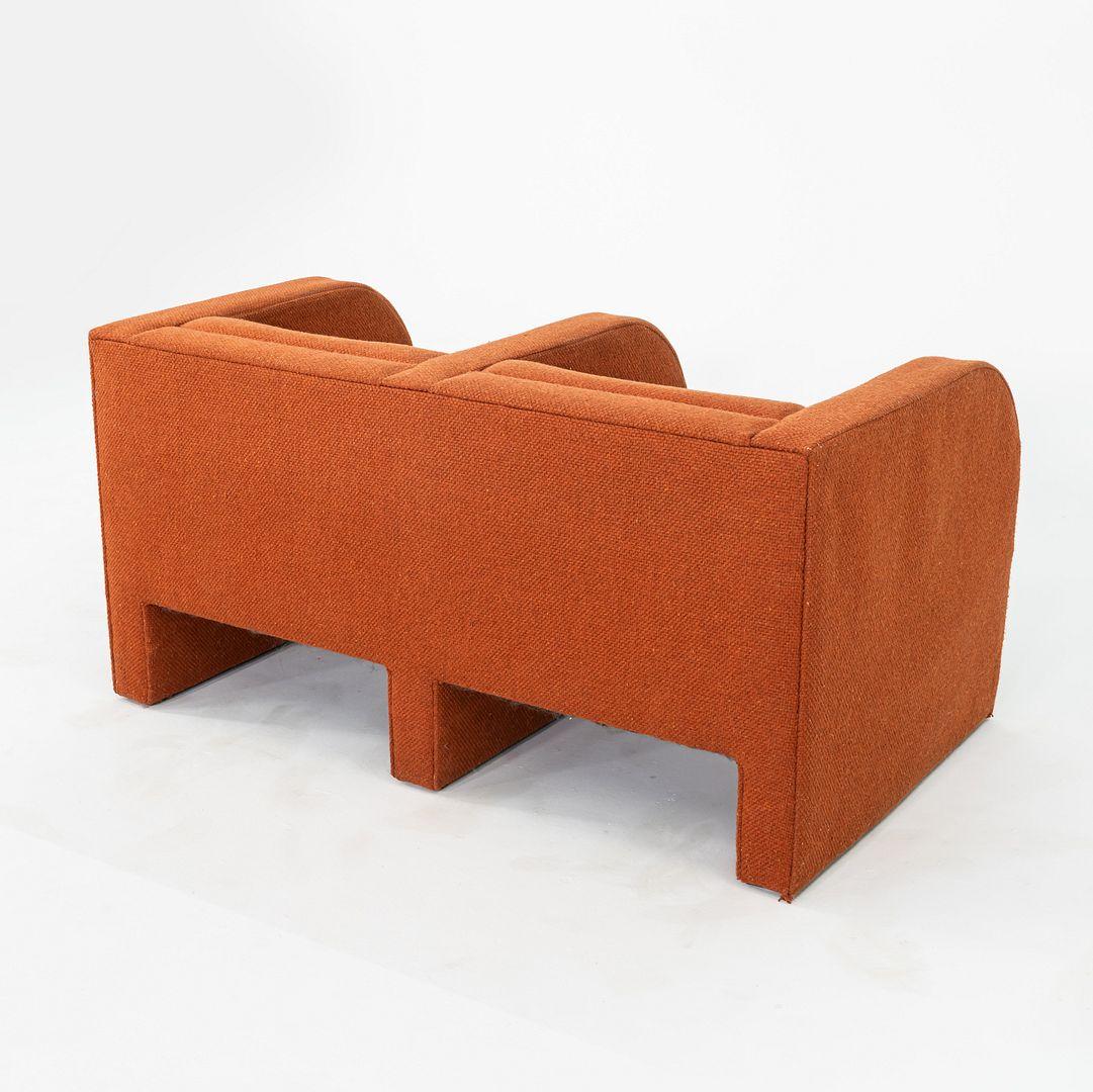 Sofá escultural modernista de dos plazas de los años 70 en tela Hopsack naranja en Bueno estado para la venta en Philadelphia, PA