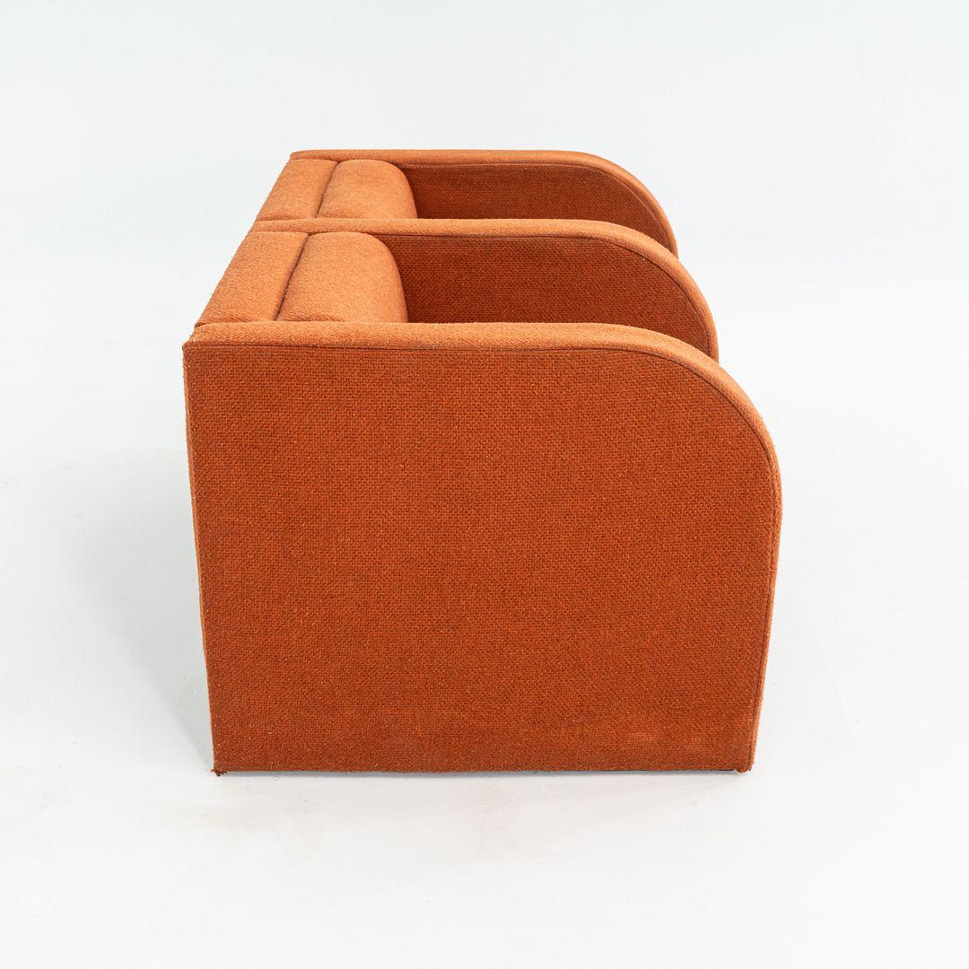 Sofá escultural modernista de dos plazas de los años 70 en tela Hopsack naranja finales del siglo XX en venta