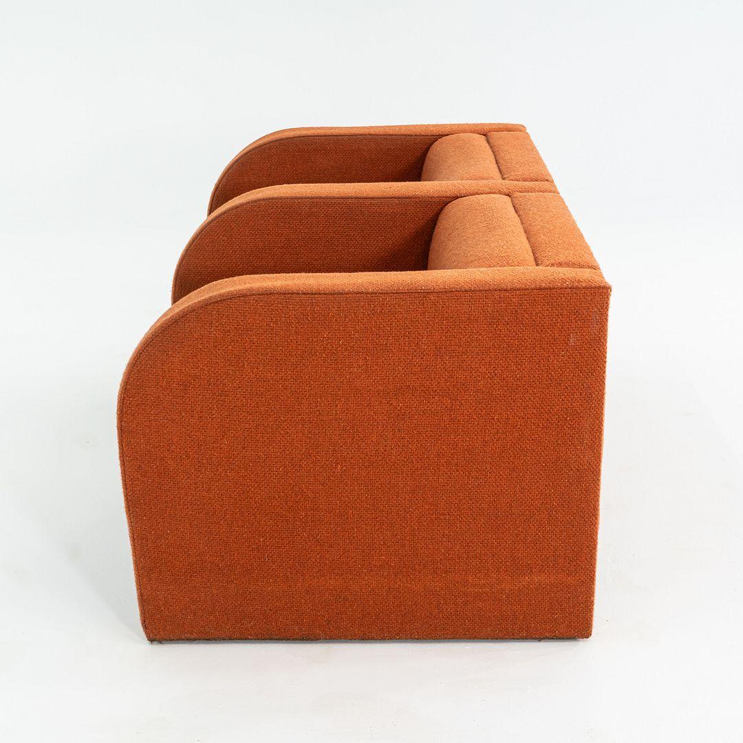 Sofá escultural modernista de dos plazas de los años 70 en tela Hopsack naranja Acero en venta