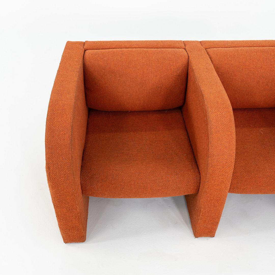 Sofá escultural modernista de dos plazas de los años 70 en tela Hopsack naranja en venta 1