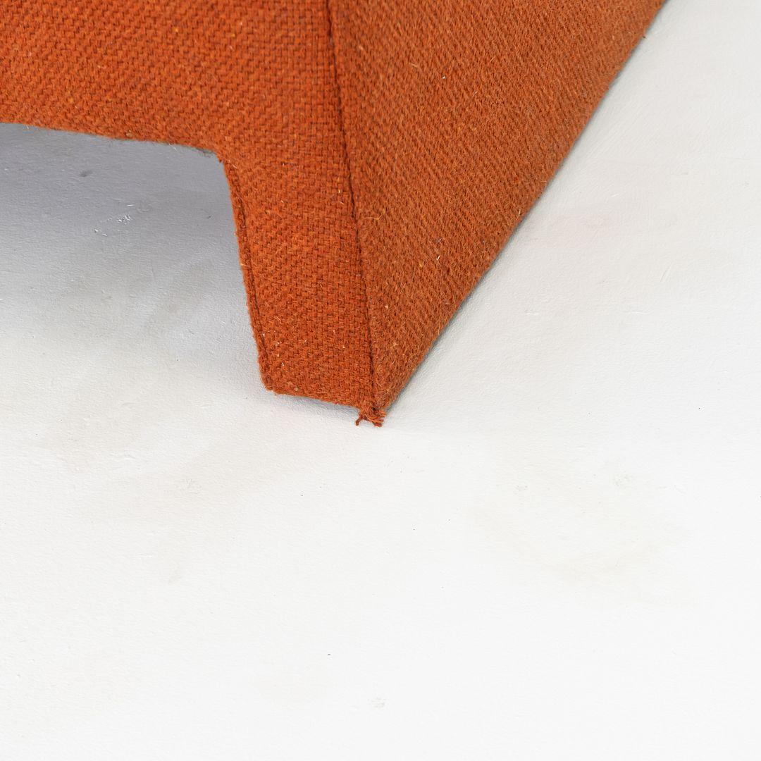 Sofá escultural modernista de dos plazas de los años 70 en tela Hopsack naranja en venta 2