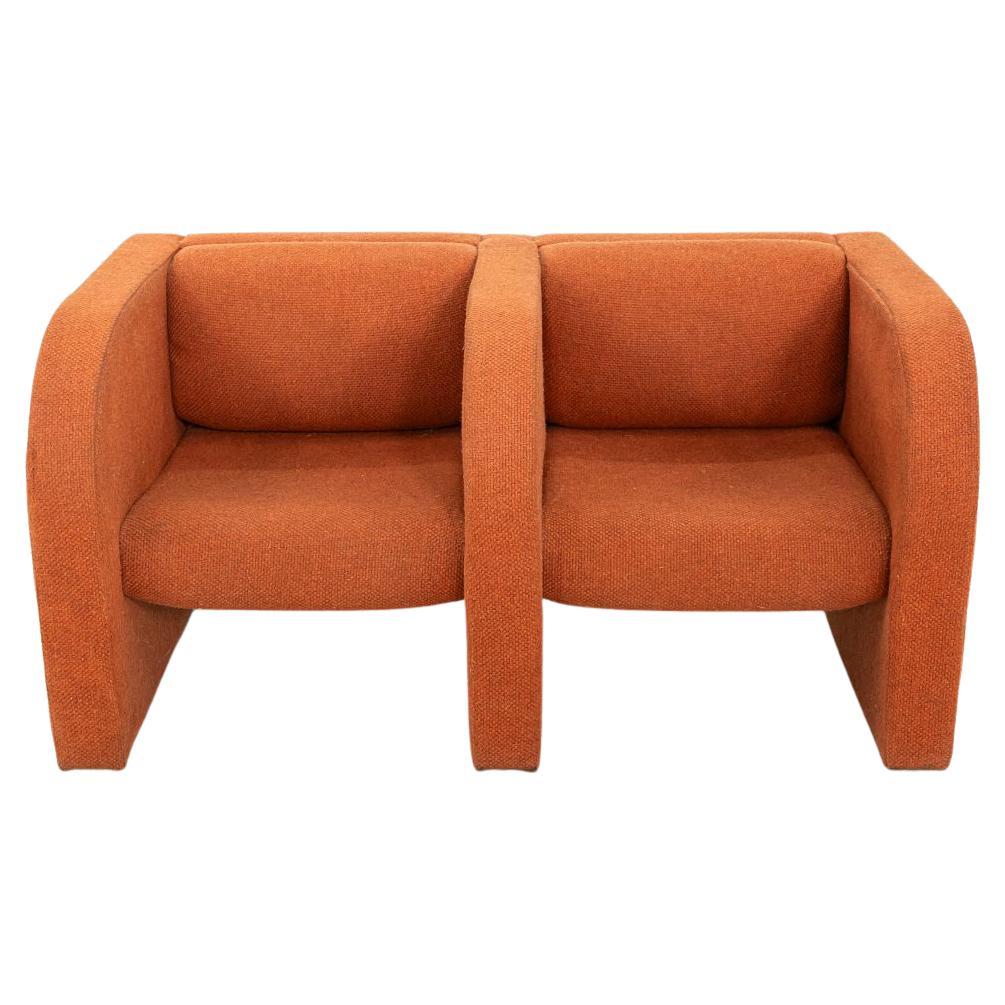 Sofá escultural modernista de dos plazas de los años 70 en tela Hopsack naranja en venta