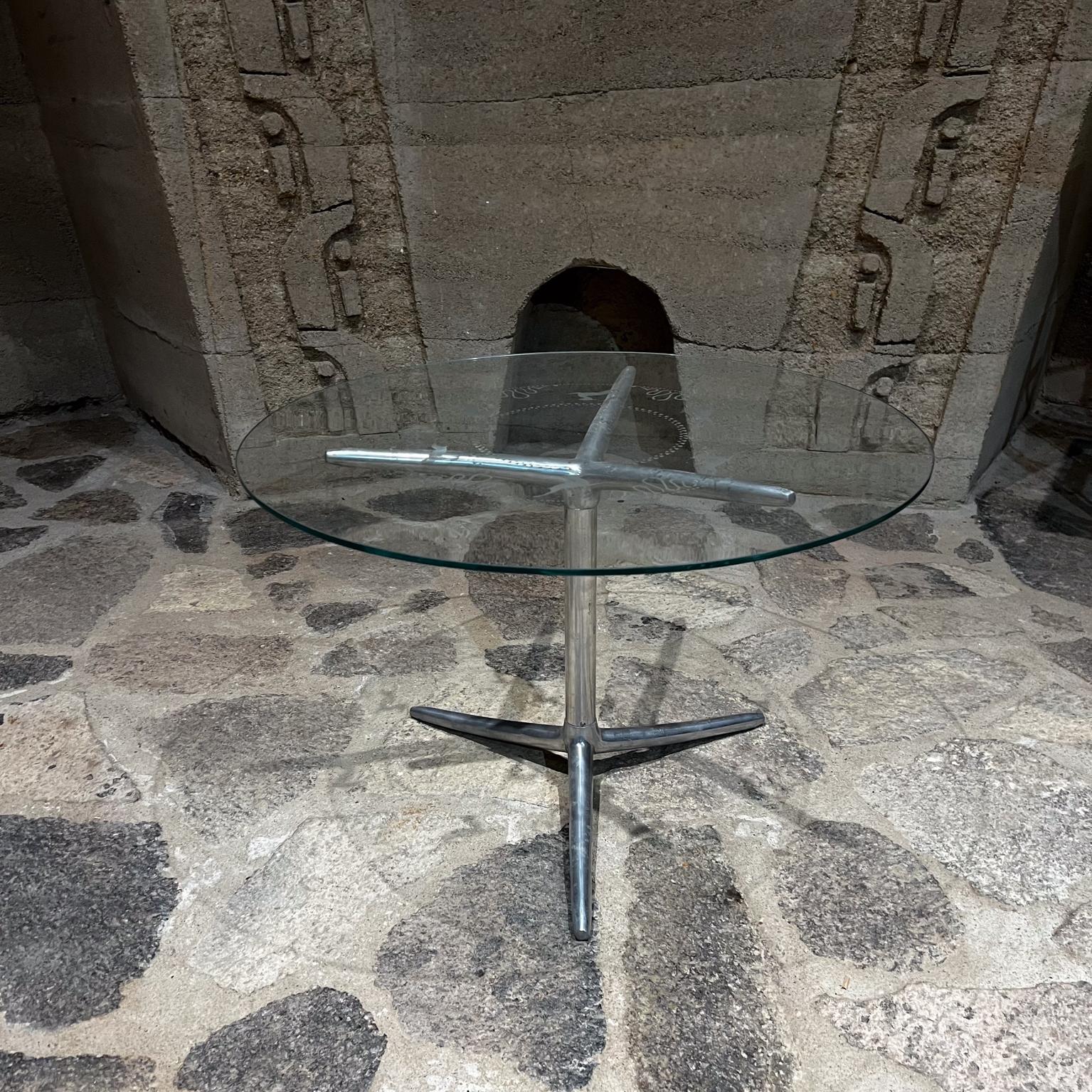 
1970s Modern Aluminum Tripod Side Table Round
Unmarked
15.25 h x 23.5 diameter base 16 diameter
Original unrestored vintage preowned condition.
No glass is included.
Refer to images.
