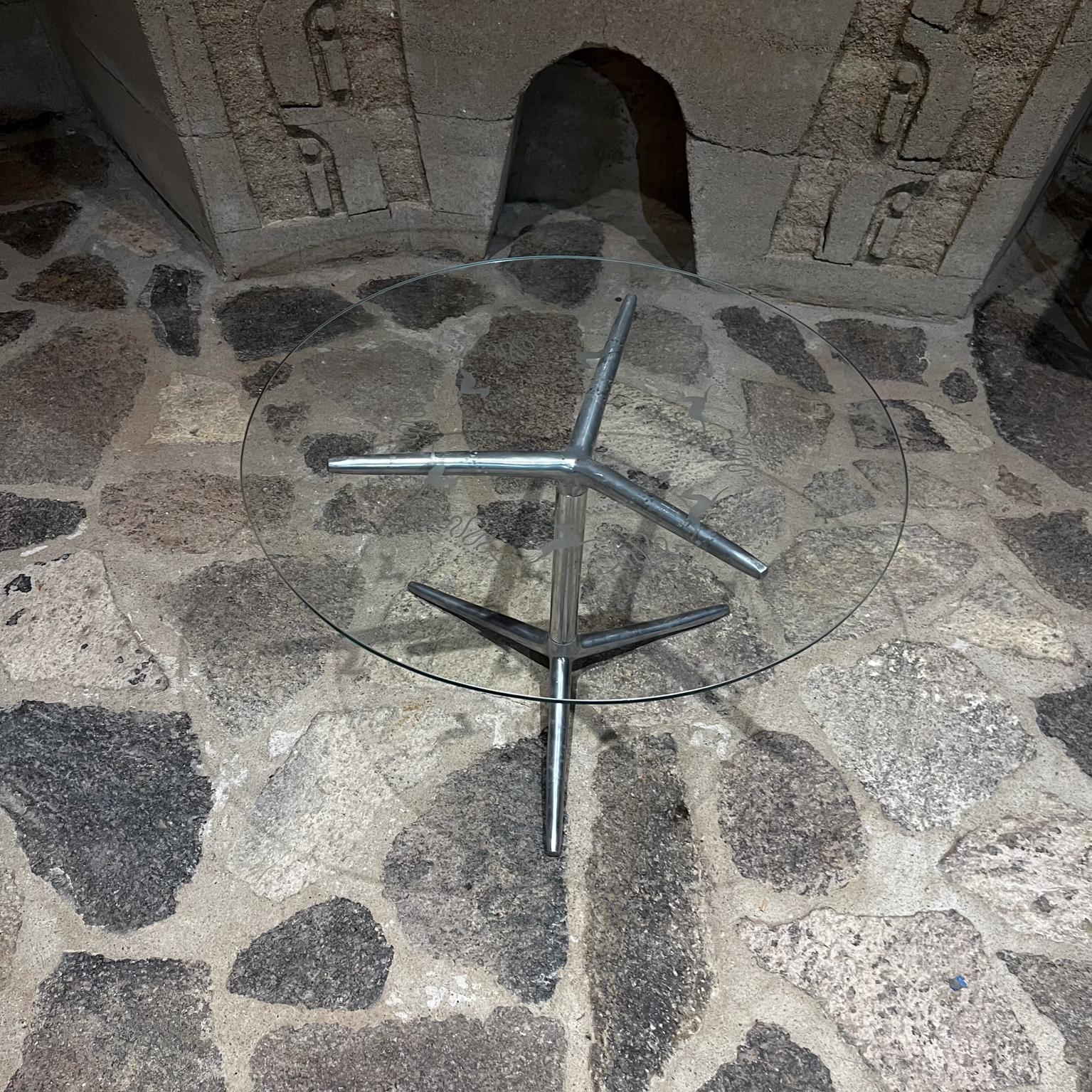 1970s Modernist Side Table Tripod Base Aluminum In Good Condition For Sale In Chula Vista, CA