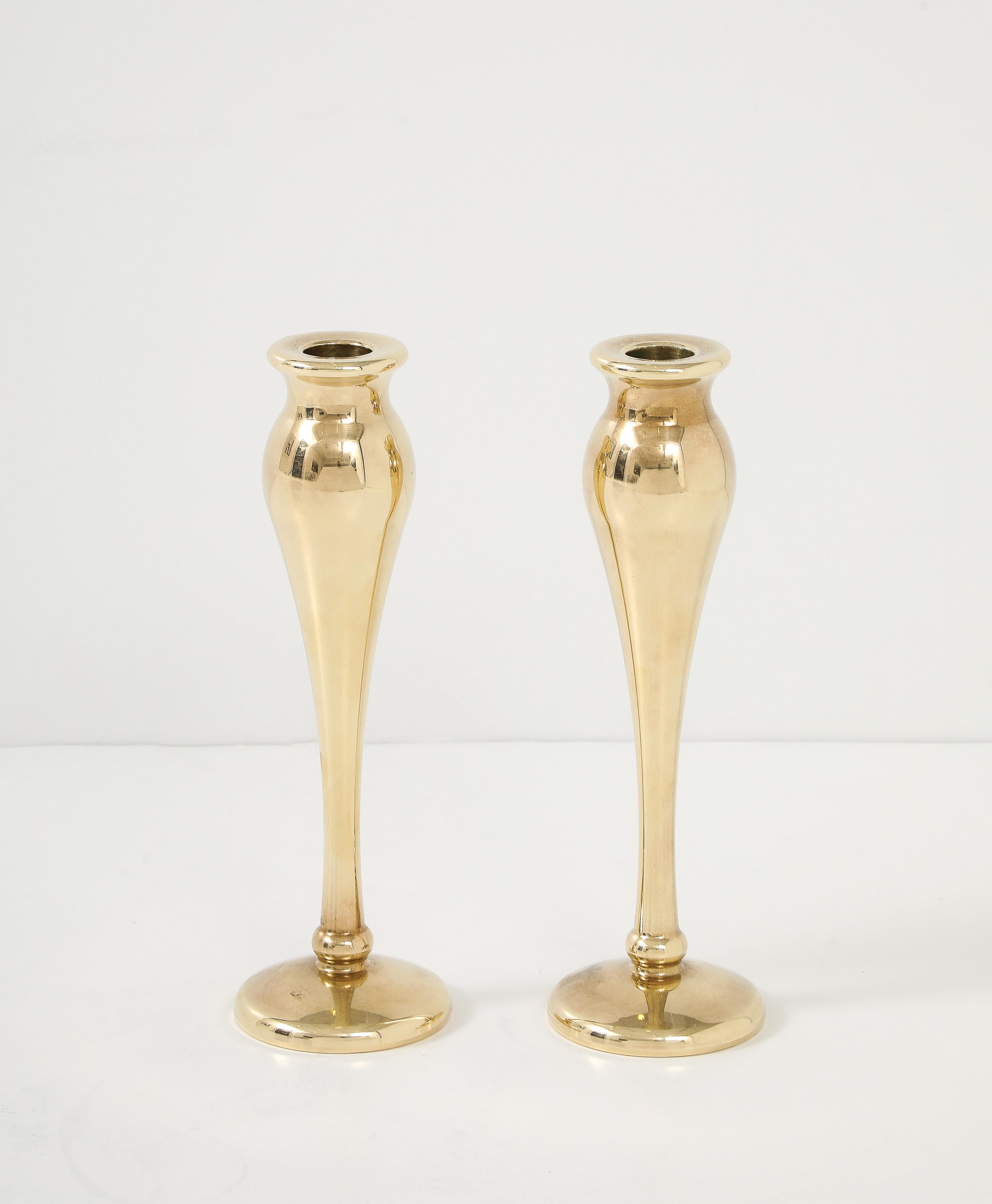 Bellissimo set di 4 portacandele modernisti degli anni '70 in ottone massiccio e molto pesanti, in condizioni originali vintage con lievi segni di usura e patina dovuti all'età e all'uso.
