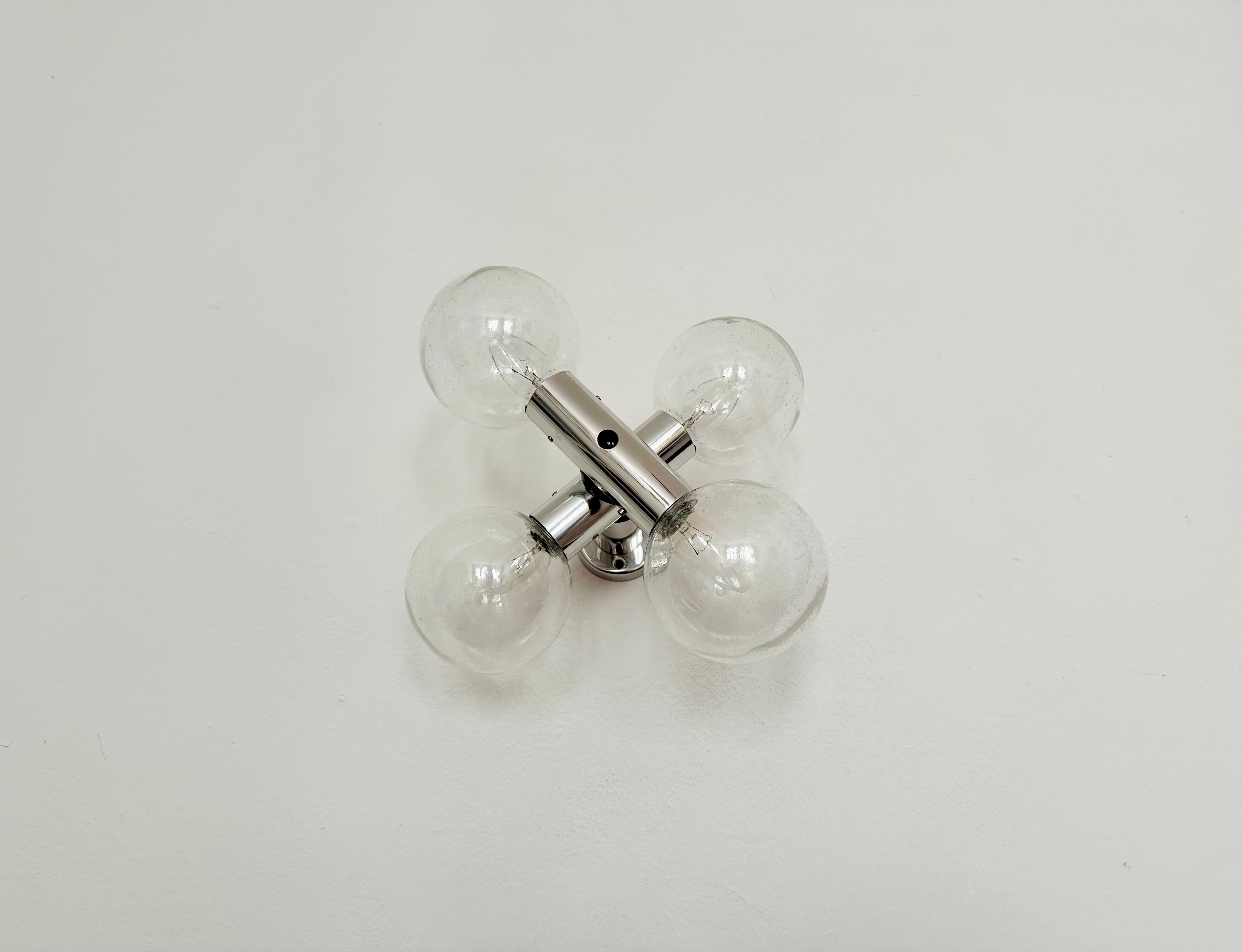 A very impressive Sputnik ceiling lamp from the 1970s.
Exceptional design and very high-quality workmanship.
This lamp is a highlight for any room.
It creates a particularly sparkling light.

Design: J.T. Kalmar
Circa 1970

Condition:

Very good