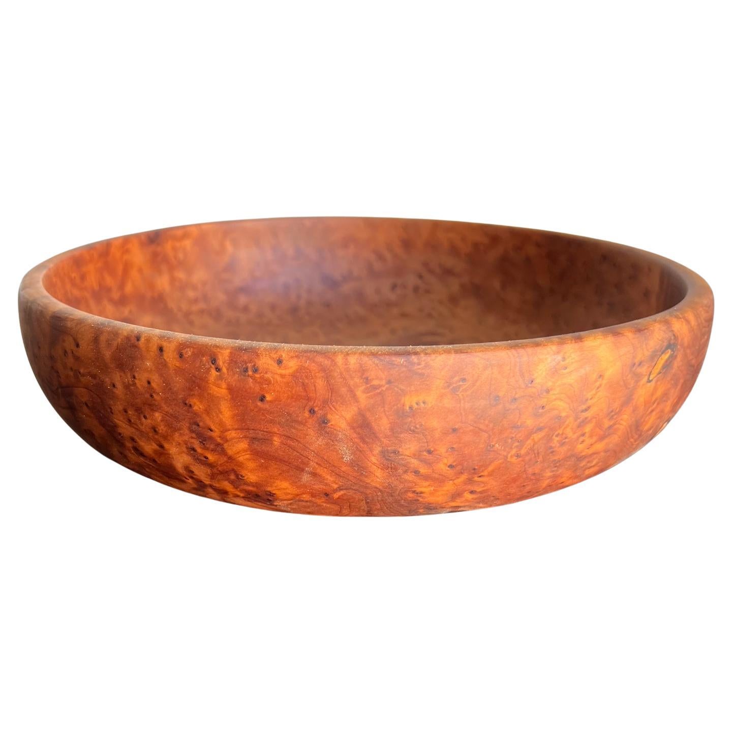 Diseño de estudio modernista de los años 70 Cuenco de madera de arce y burl
9,63 diámetro x 2,25 h
Estado original de época
Consulte las imágenes