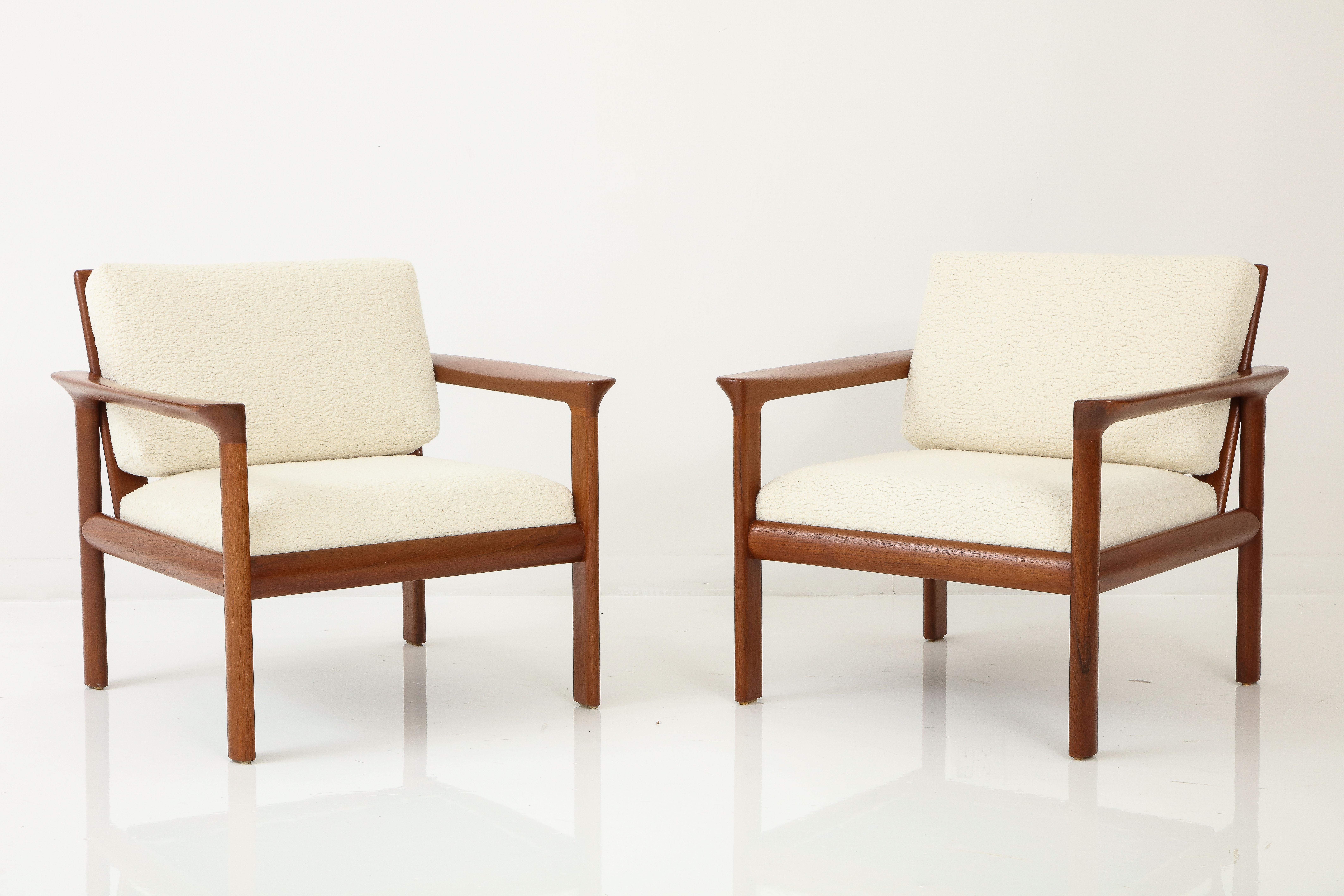 Atemberaubendes Paar 1970er Mid-Century Modern skulpturale Teakholzrahmen Lounge-Stühle von Sven Ellekaer für Comfort entworfen, vollständig restauriert mit neuen Bouclé Stoff Kissen.
