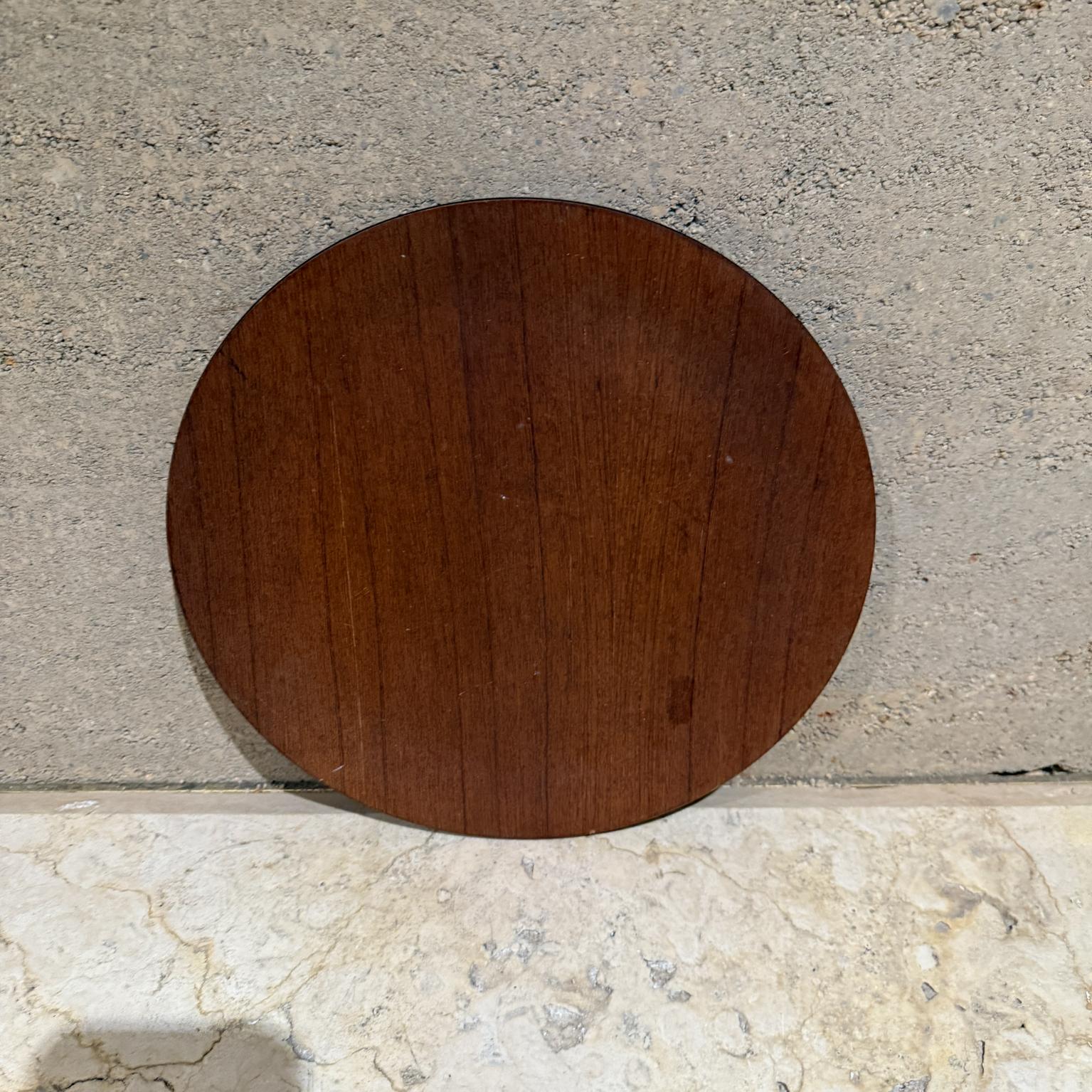 Plato modernista de 1970 de madera de teca sobre negro
.63 h x 12 diámetro
Estado de segunda mano sin restaurar, no nuevo.
Consulte todas las imágenes.