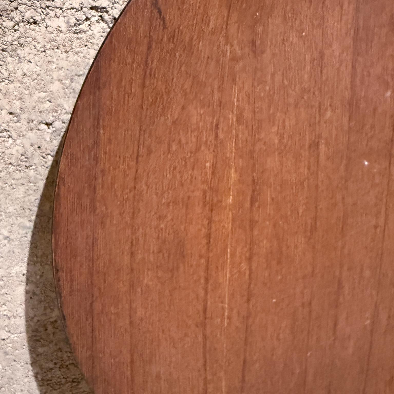 Bandeja modernista de madera de teca sobre negro de los años 70 Escandinavo moderno en venta
