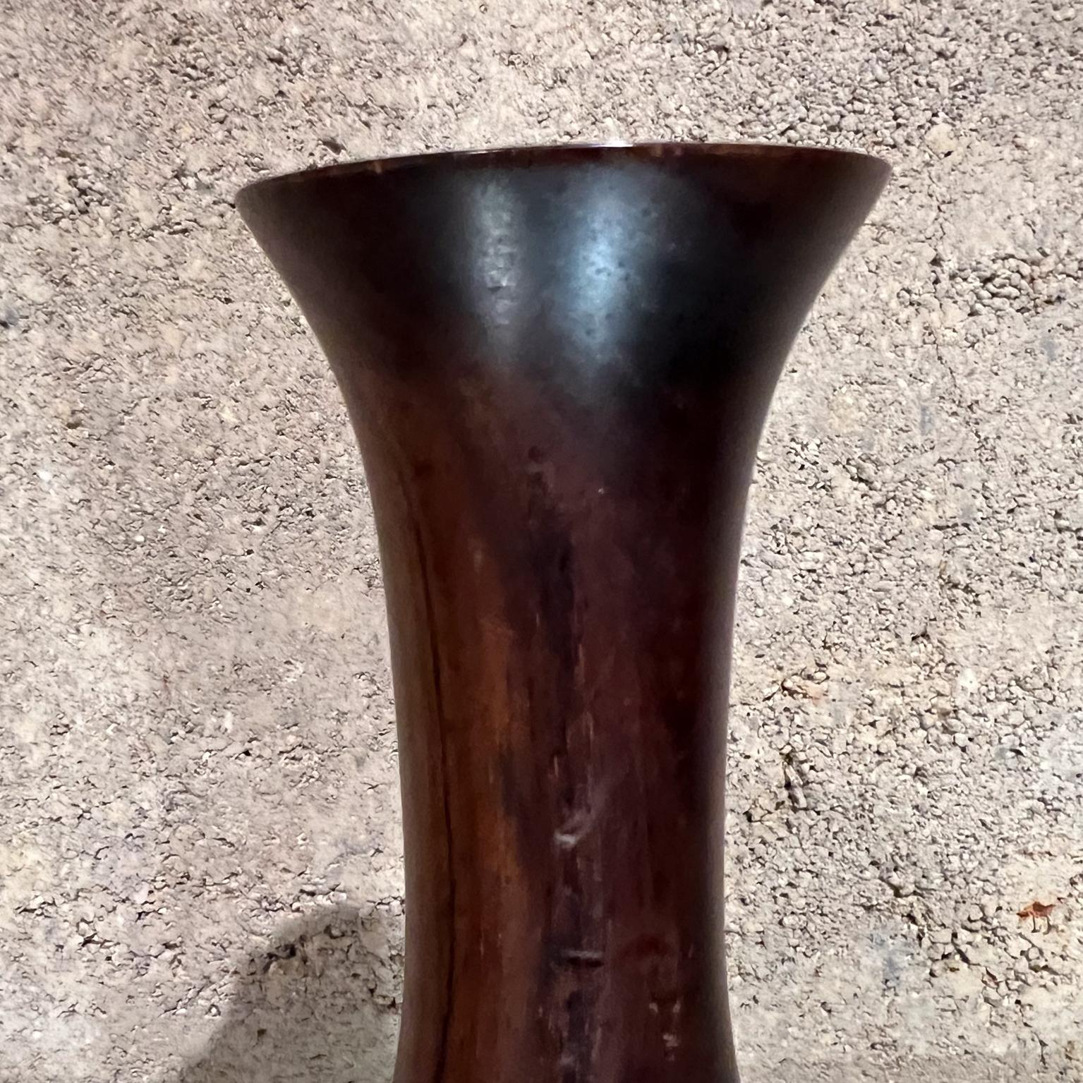 Mid-Century Modern Vase moderniste des années 1970 en bois tourné palissandre  en vente