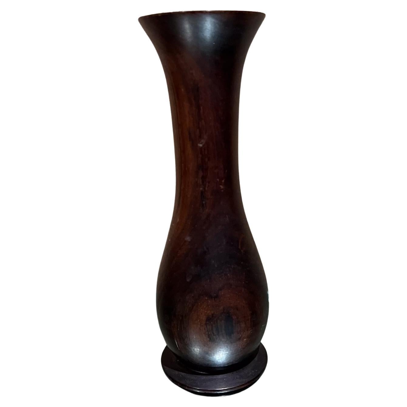 Vase moderniste des années 1970 en bois tourné palissandre  en vente