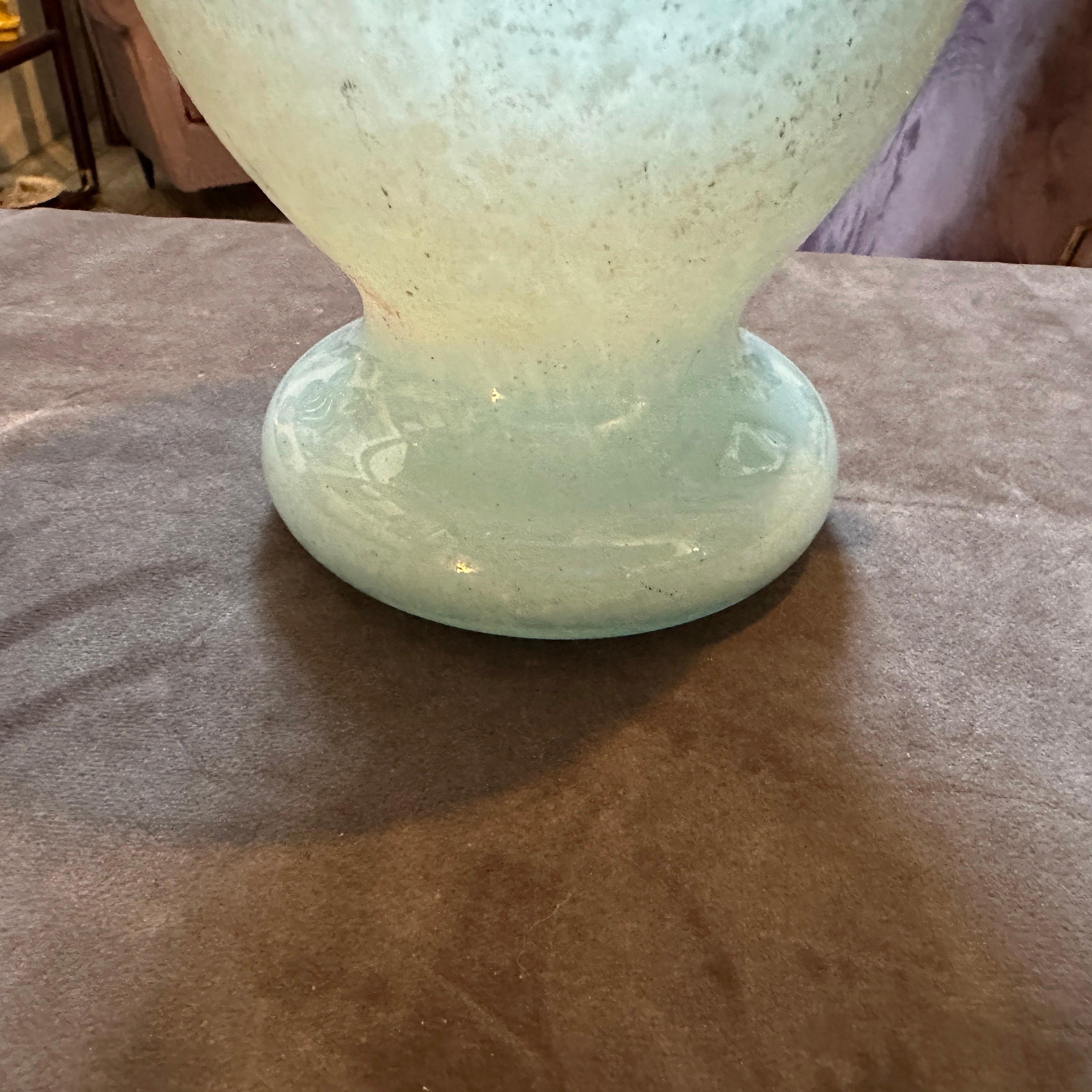 1970er Modernistische Vase aus türkisem und weißem Scavo Murano Glas von Seguso (Organische Moderne) im Angebot