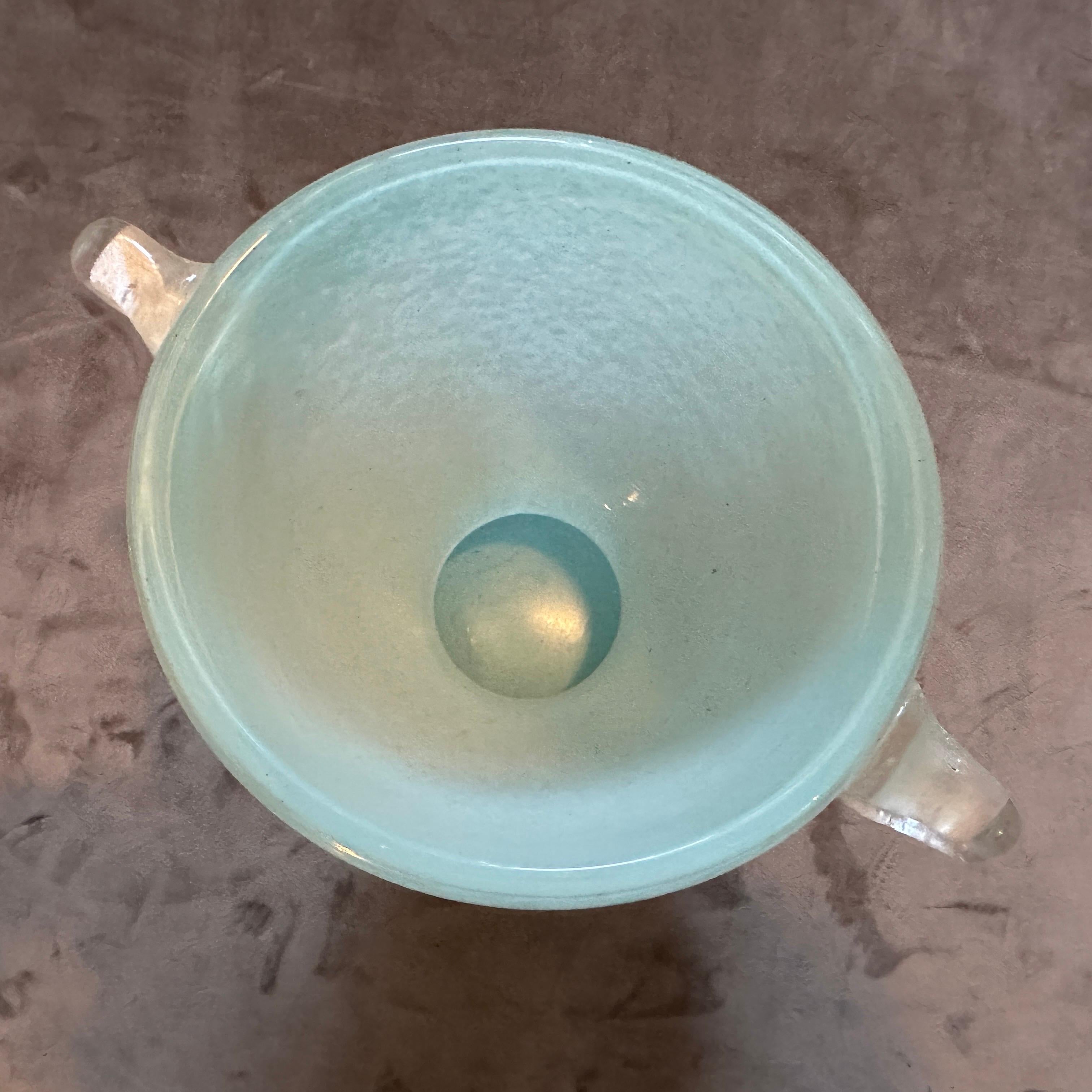 1970er Modernistische Vase aus türkisem und weißem Scavo Murano Glas von Seguso (Italienisch) im Angebot