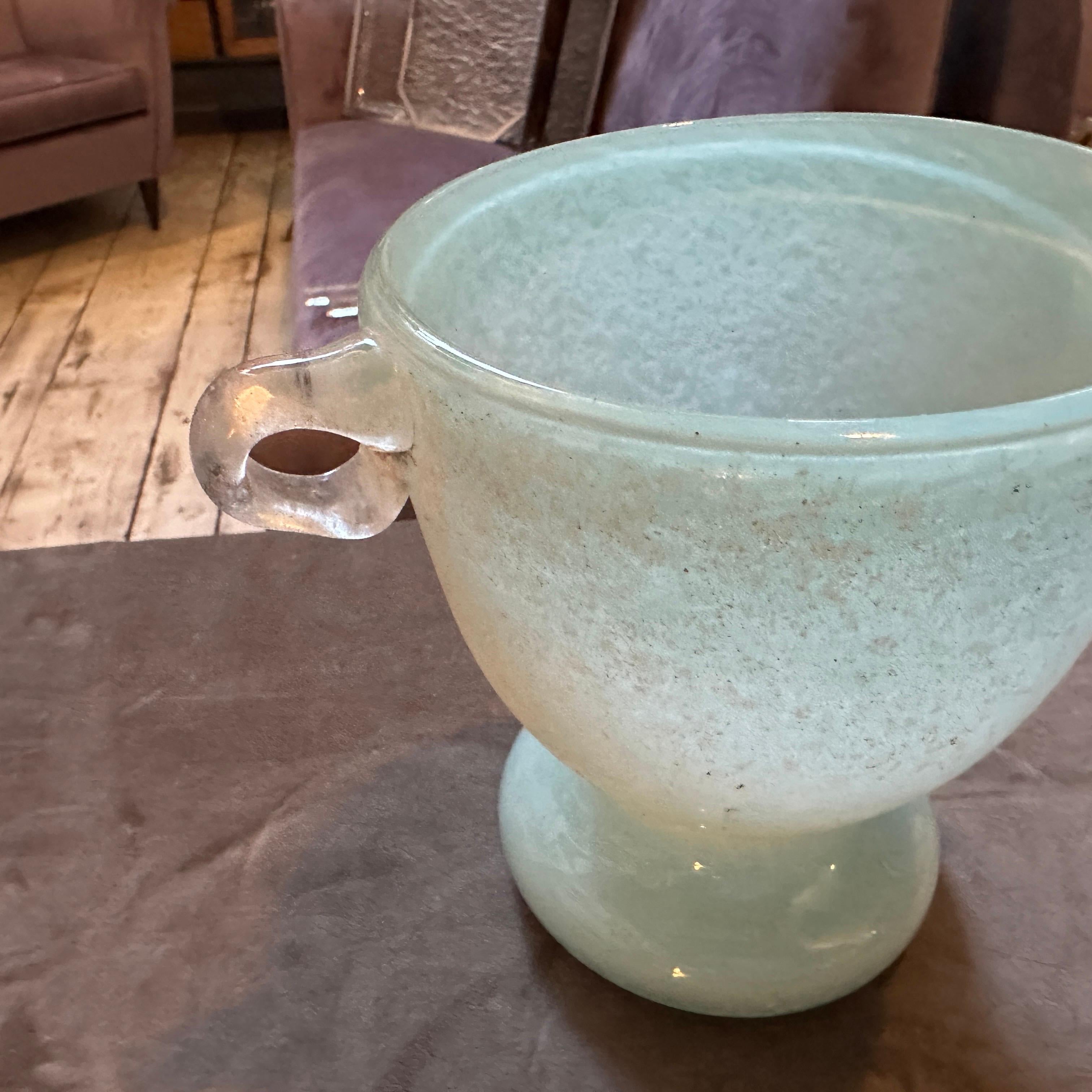 1970er Modernistische Vase aus türkisem und weißem Scavo Murano Glas von Seguso (20. Jahrhundert) im Angebot