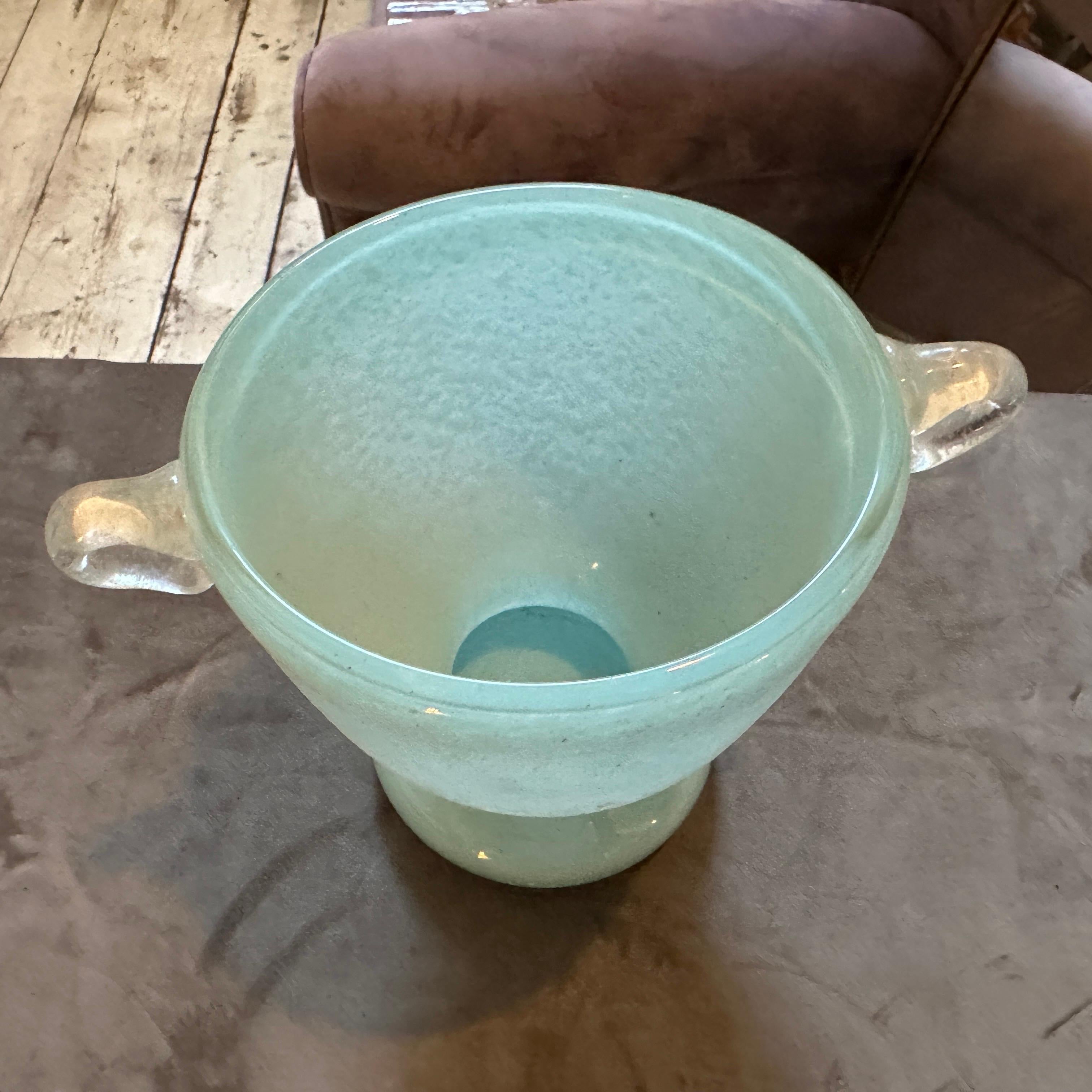 1970er Modernistische Vase aus türkisem und weißem Scavo Murano Glas von Seguso (Muranoglas) im Angebot