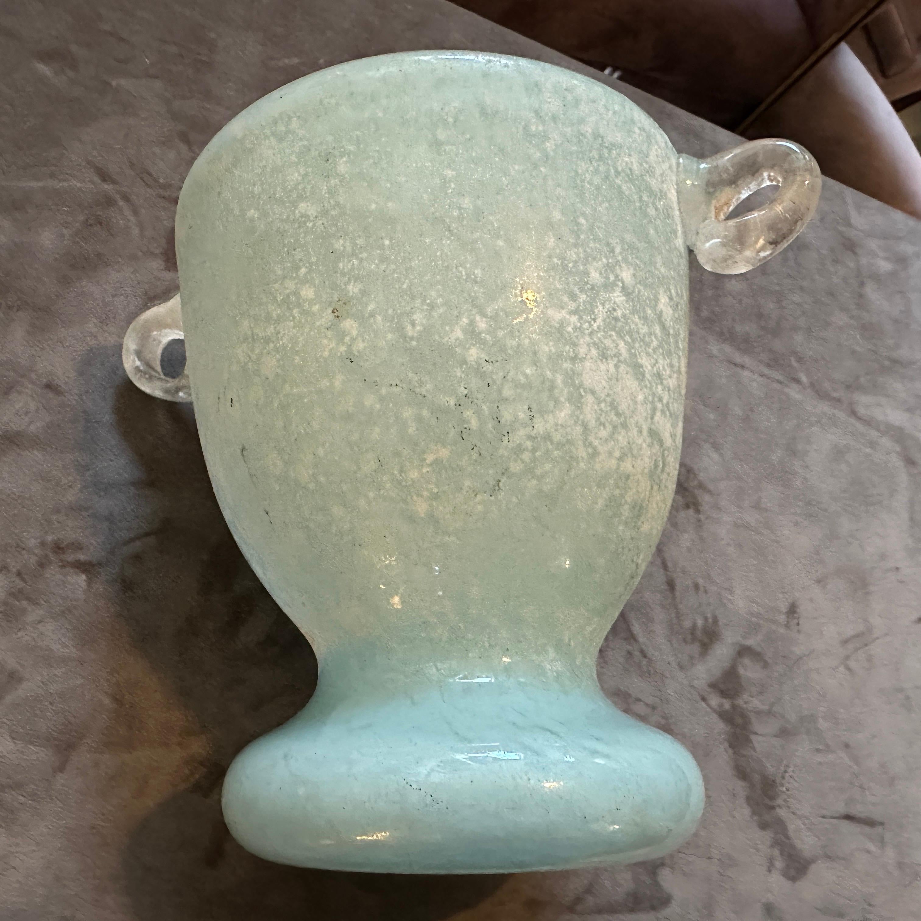 1970er Modernistische Vase aus türkisem und weißem Scavo Murano Glas von Seguso im Angebot 1