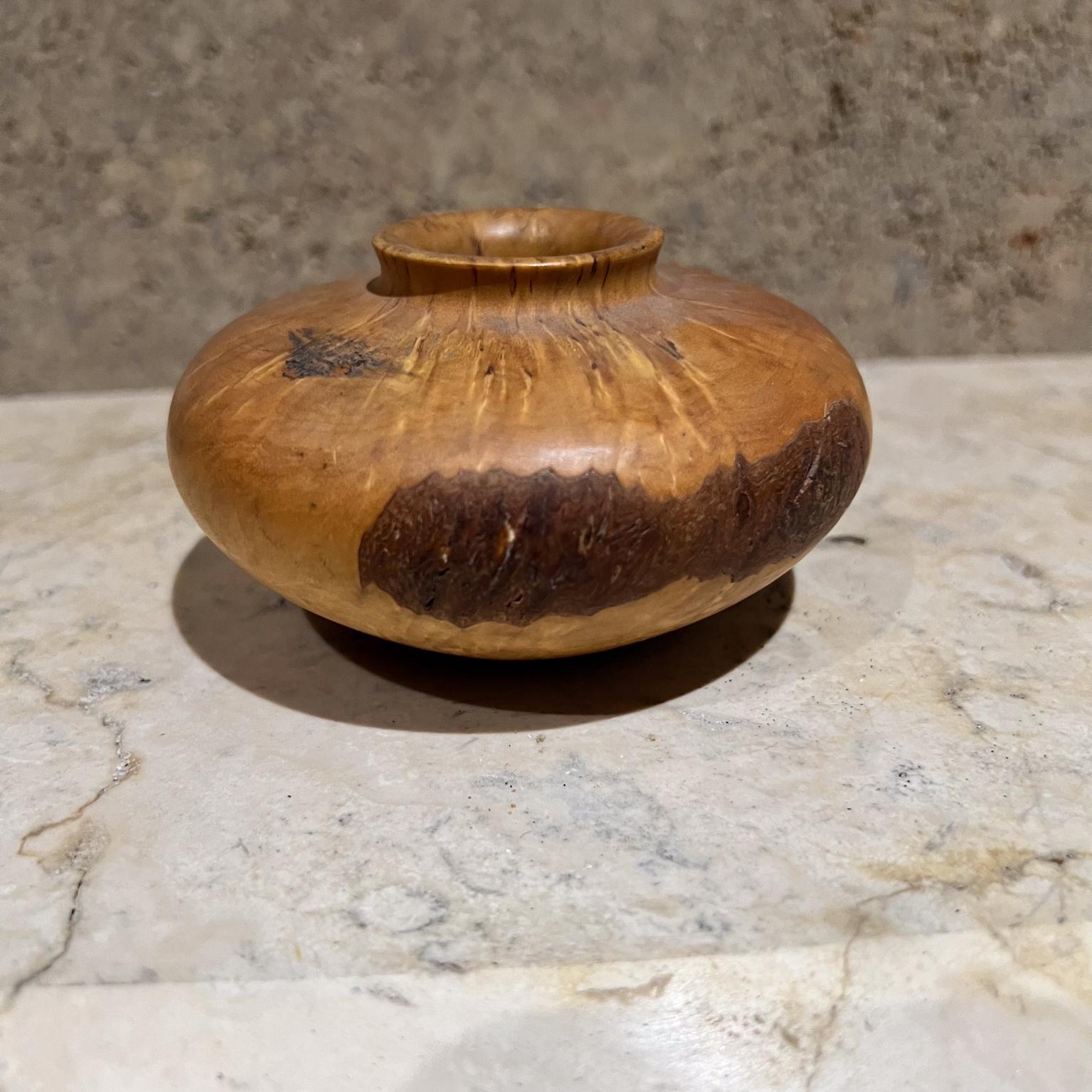 
Jarrón modernista de los años 70 Madera de abedul y burl
2,25 h x 4 diámetro
Estado de segunda mano
Consulte las imágenes