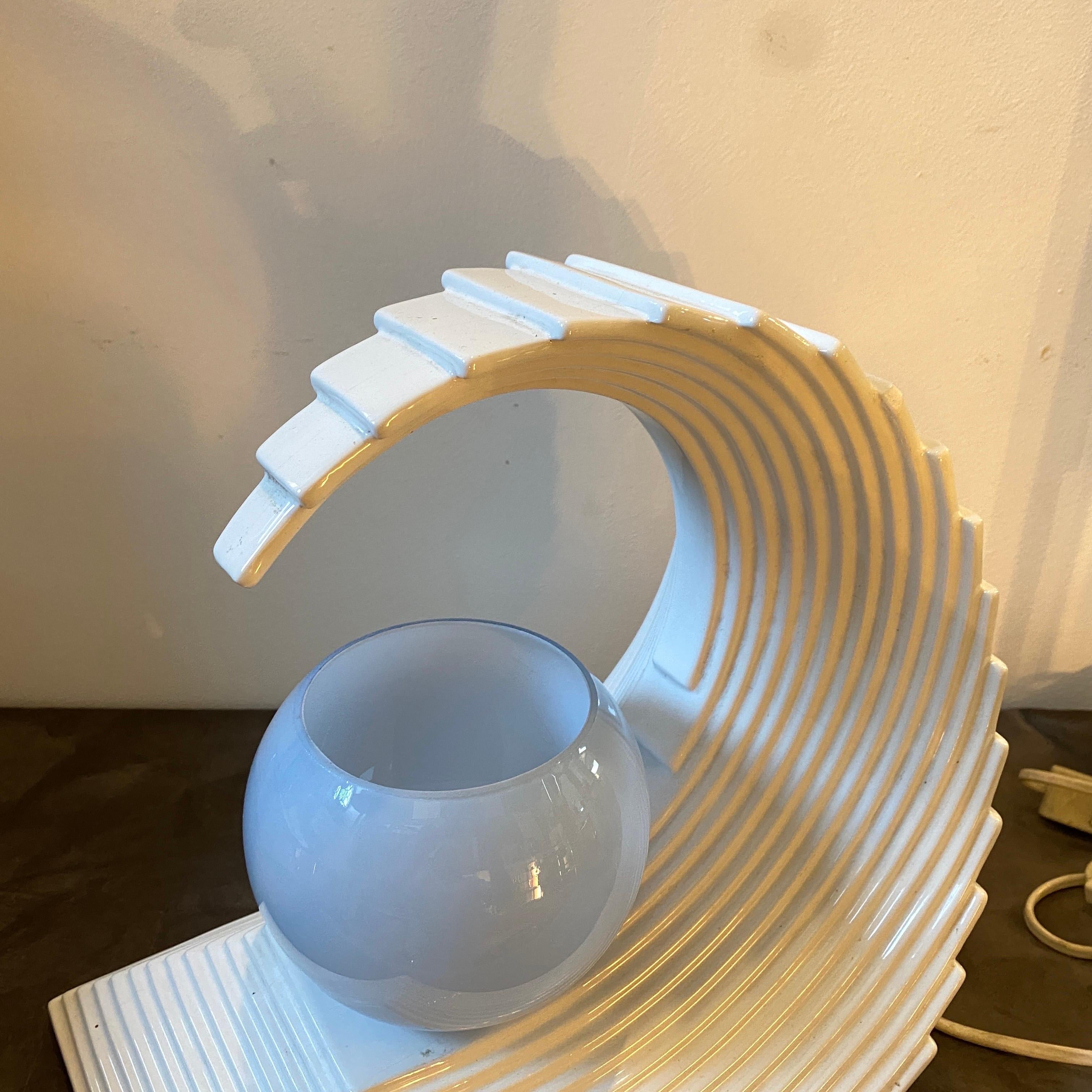1970s Modernist White Ceramic and Light Blue Glass Italian Wave Table Lamp In Good Condition For Sale In Aci Castello, IT