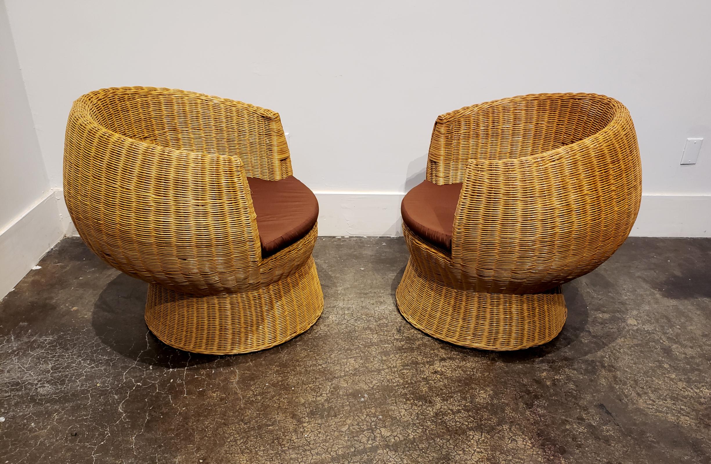 Woven 1970s Modernist Wicker Patio Set with Two Lounge Chairs and One Side Table
