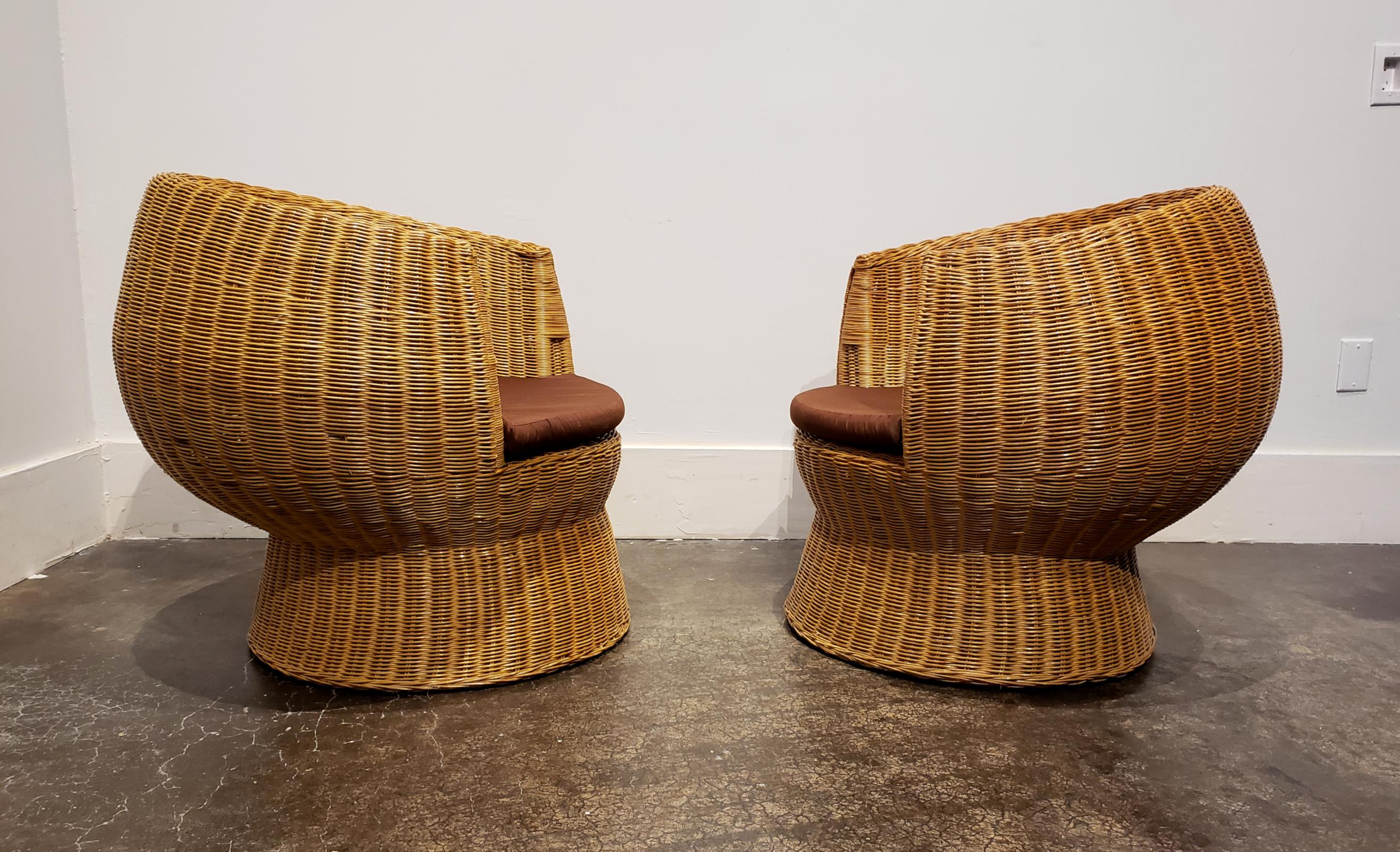 1970s Modernist Wicker Patio Set with Two Lounge Chairs and One Side Table In Good Condition In Dallas, TX