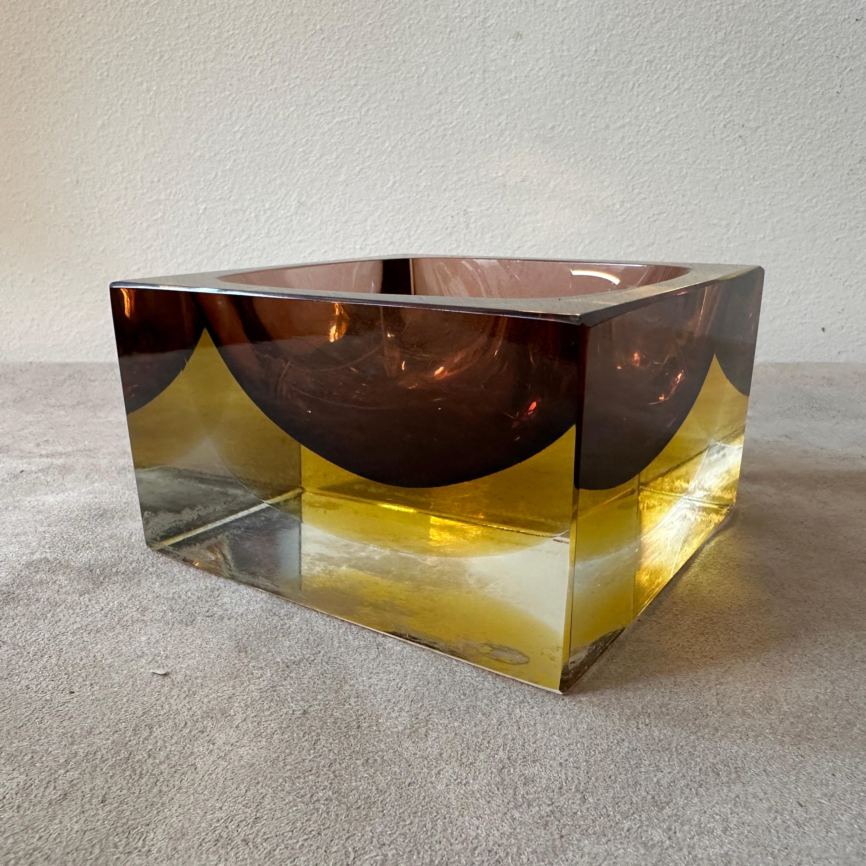 This Murano Glass Square Ashtray by Mandruzzato is a stunning example of mid-century modern design, blending traditional craftsmanship with contemporary style. It serves as both a functional object and a piece of art, adding a touch of elegance and