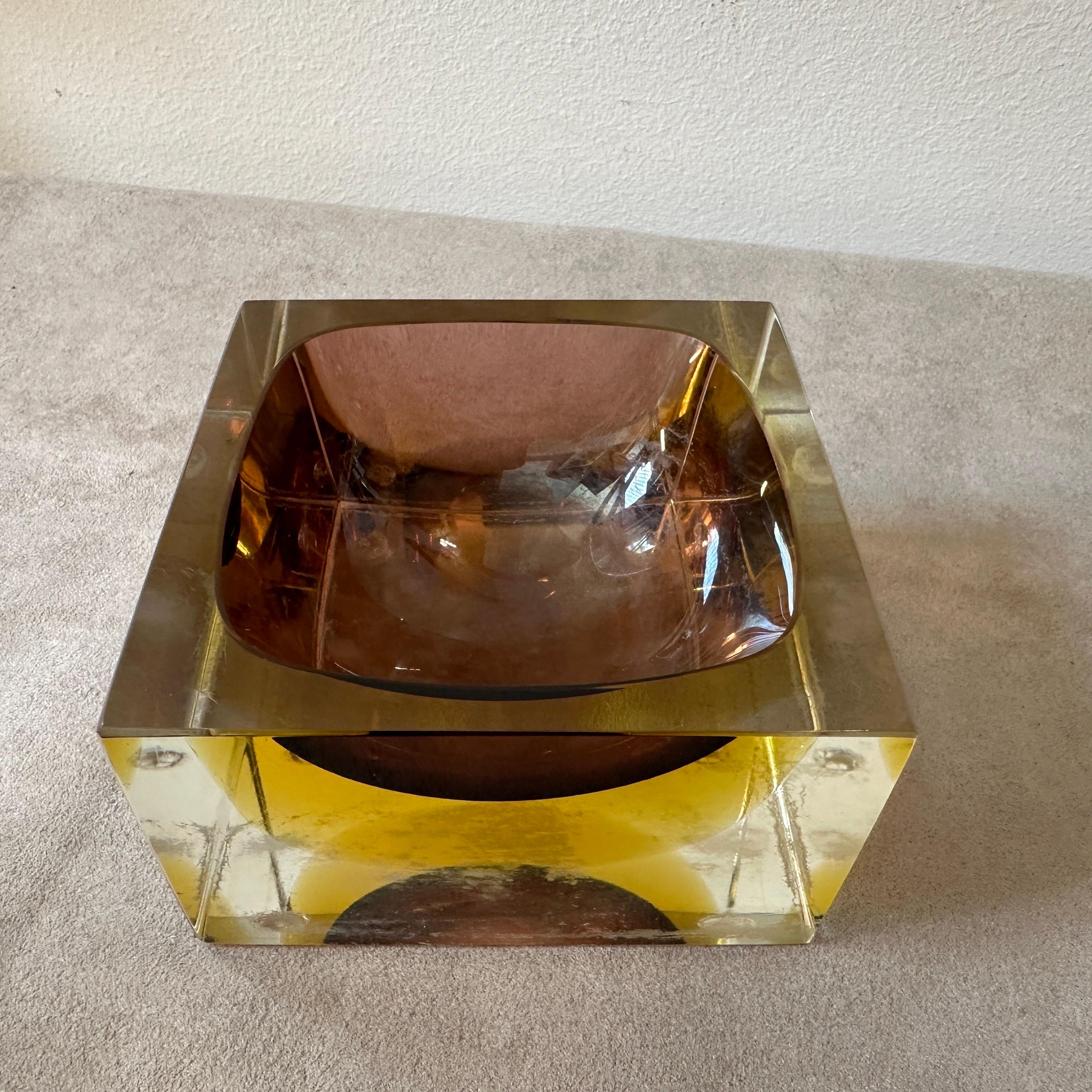 1970s Modernist Yellow and Brown Sommerso Murano Glass Ashtray by Mandruzzato In Good Condition For Sale In Aci Castello, IT