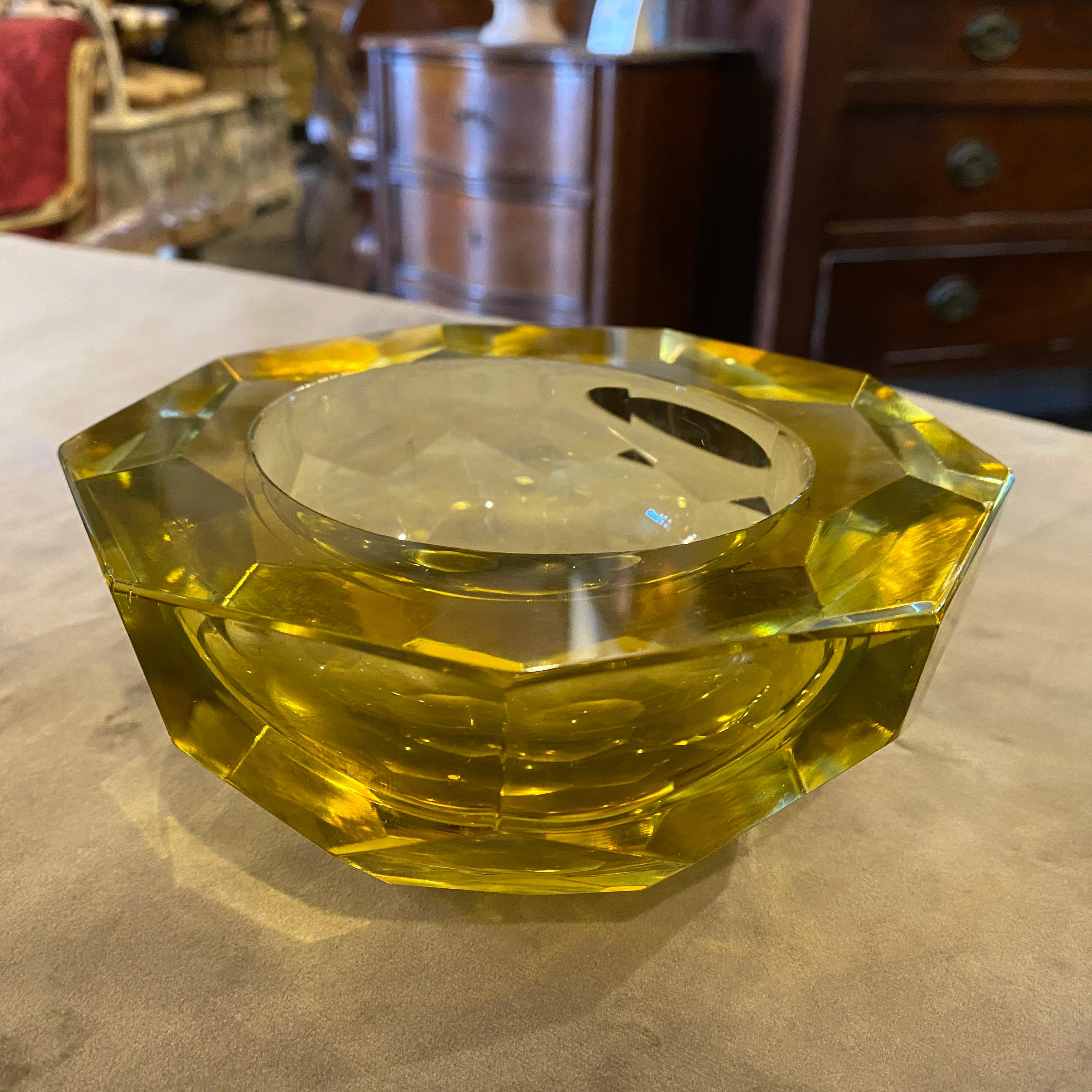 A faceted bowl made in Italy by Seguso, yellow Murano glass it's in perfect conditions.
