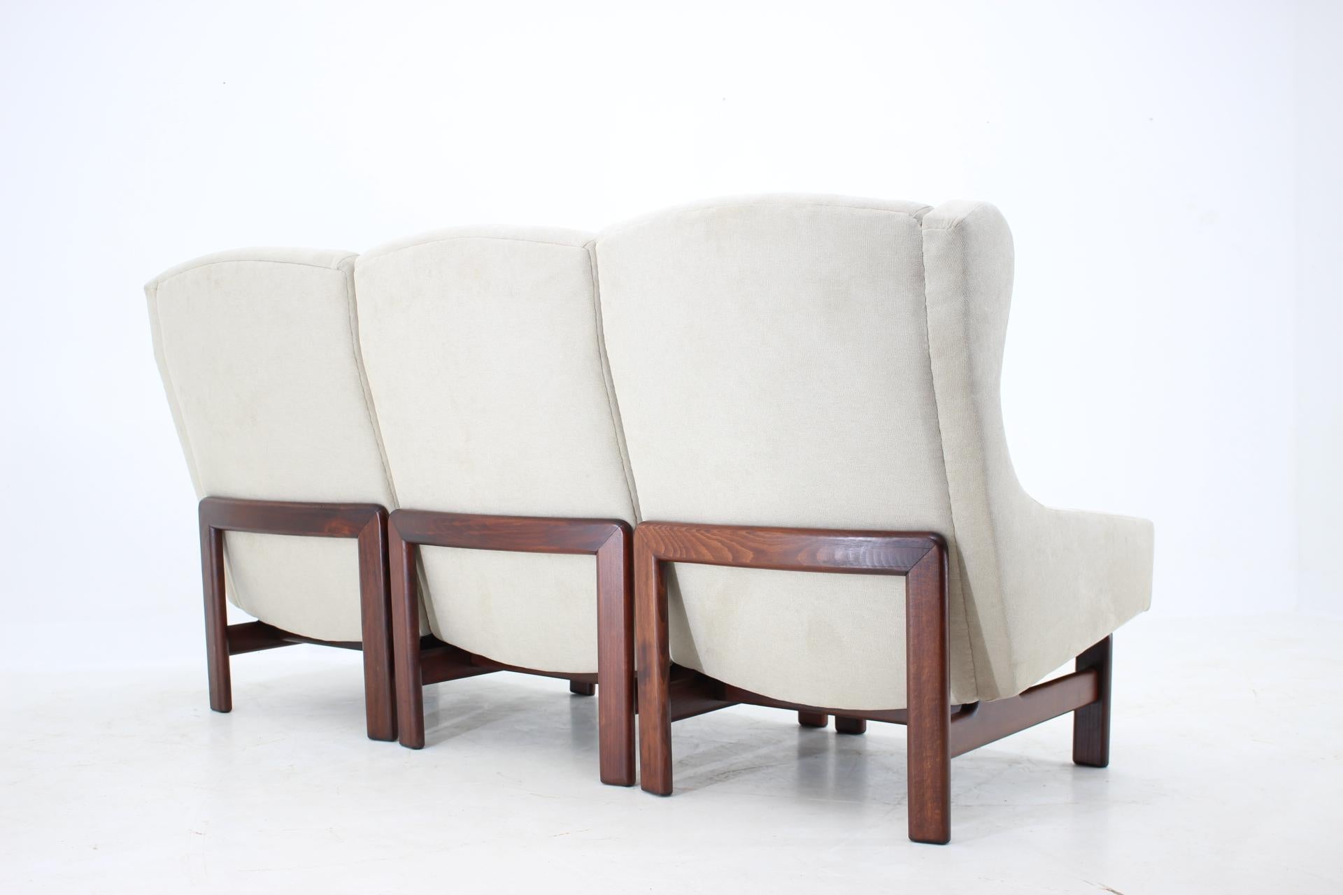 - Newly reupholstered 
- The beech wooden frames has been refurbished
- Hight of seat 36cm.