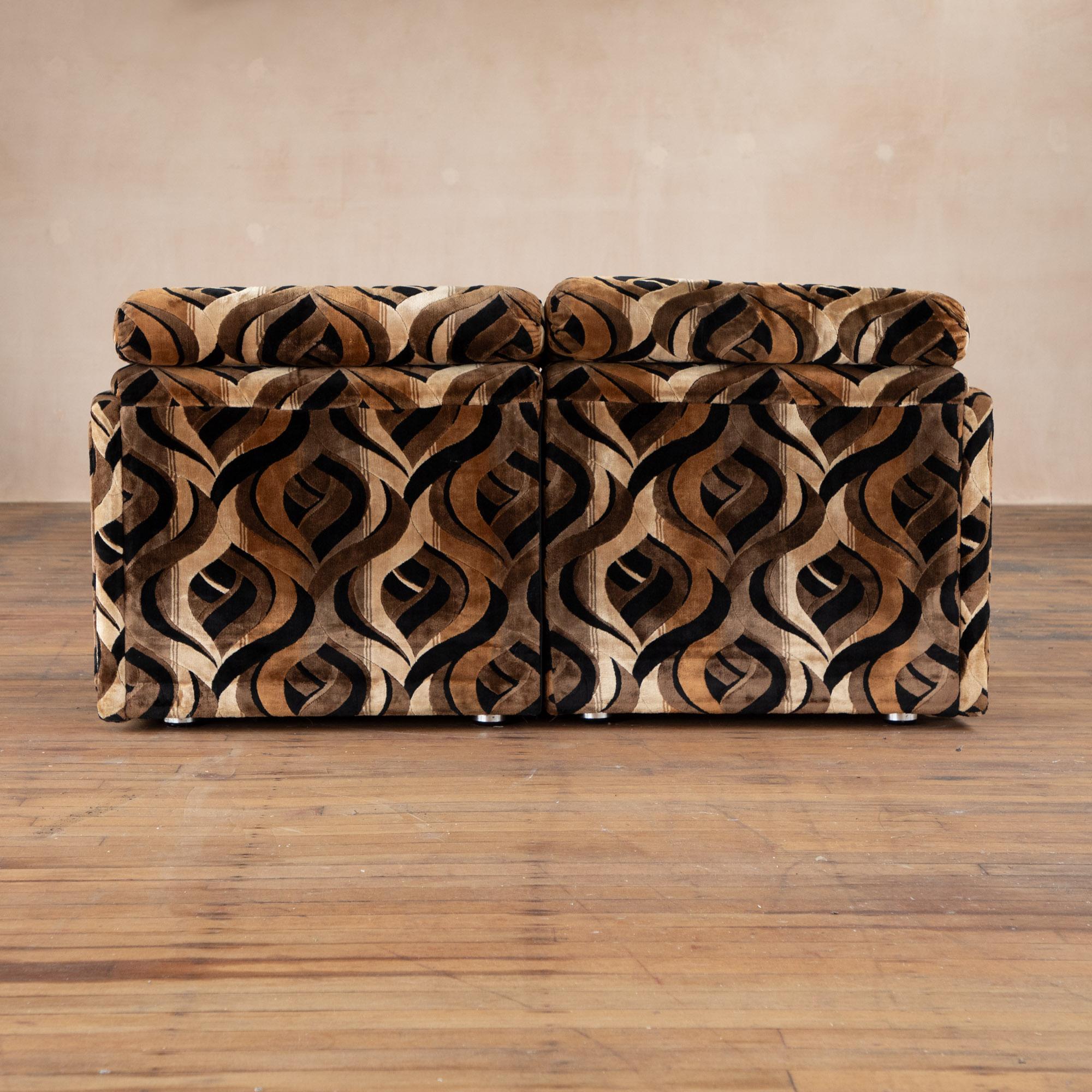 1970s modular wavy patterned sofa, ENGLENDER In Good Condition For Sale In Leicester, GB