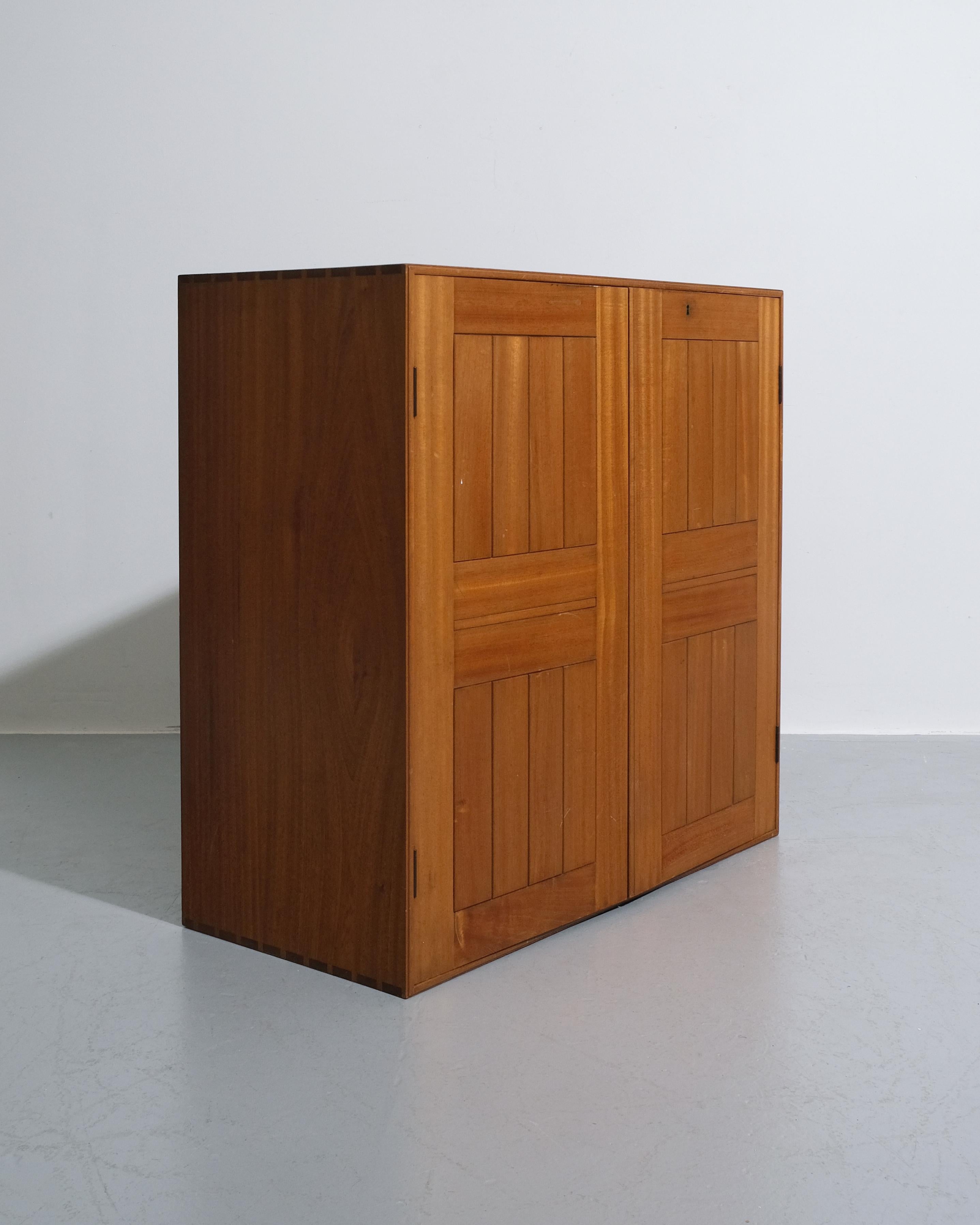 Un set di tre armadi finemente lavorati dal celebre architetto e designer danese Mogens Koch, realizzati intorno agli anni '70 e prodotti dalla Rud Rasmussen Cabinetmakers, Copenhagen. Realizzati in legno di ciliegio splendidamente scolpito, questi