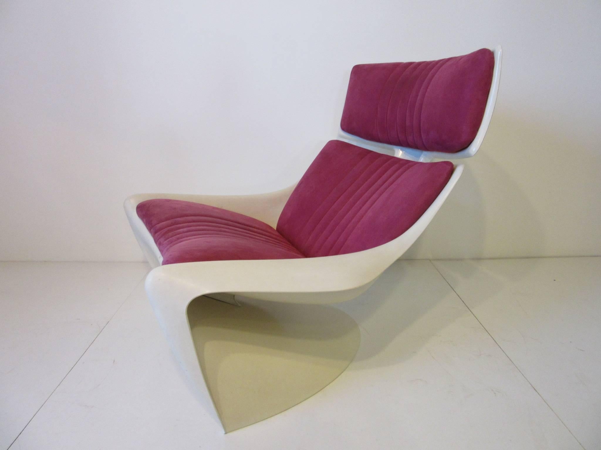A 1970s ABS molded plastic sculptural Meteor lounge chair with fuchsia ultra suede upholstery, with swept back line designs as if it's floating . The backside has two large machined aluminium knobs crafted by Cado in Denmark and designed by Steen