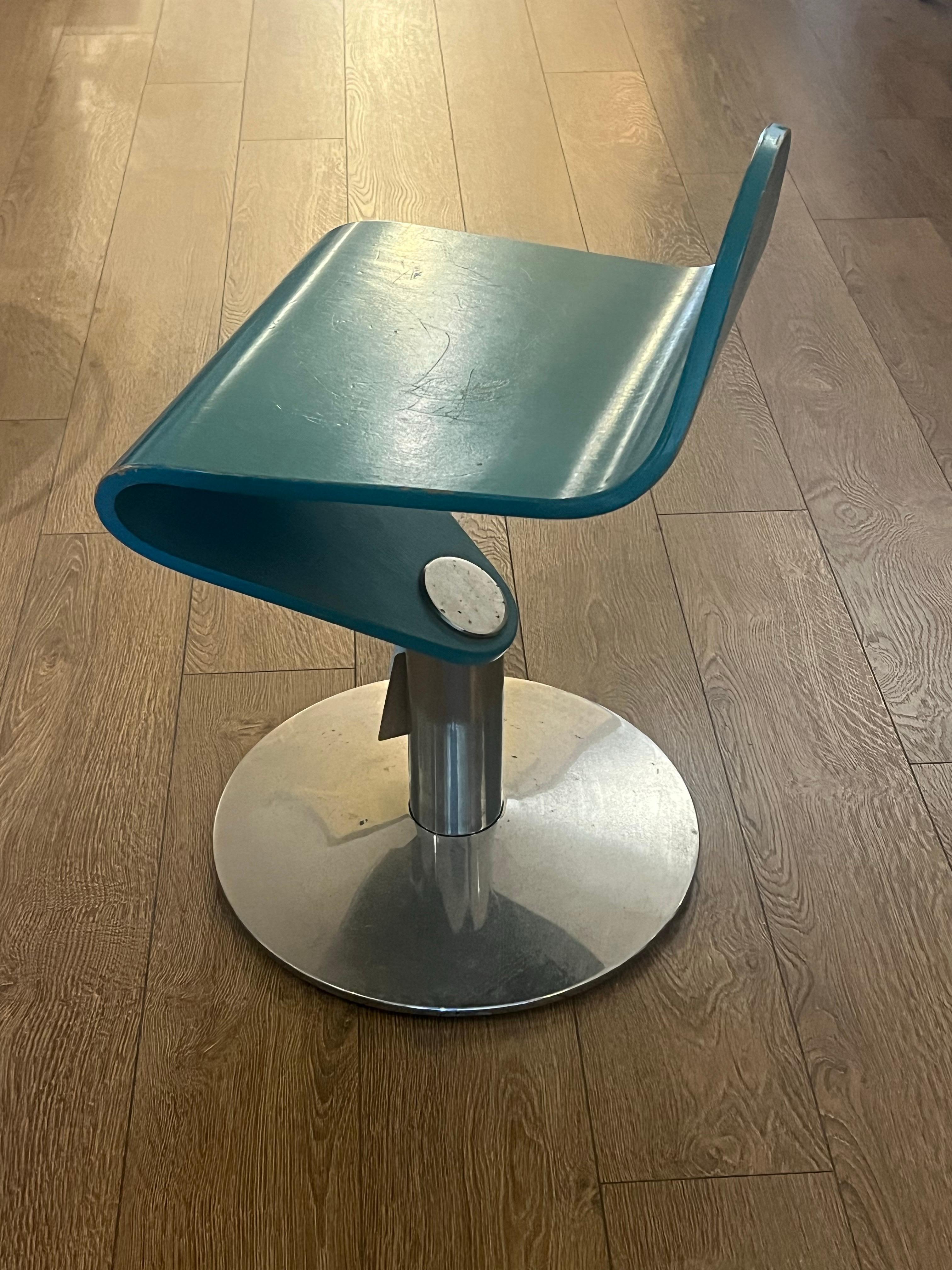 1970's Contrachapado Moldeado sobre Base de Acero Cromado Raro Taburete Danés Moderno Escandinavo moderno en venta