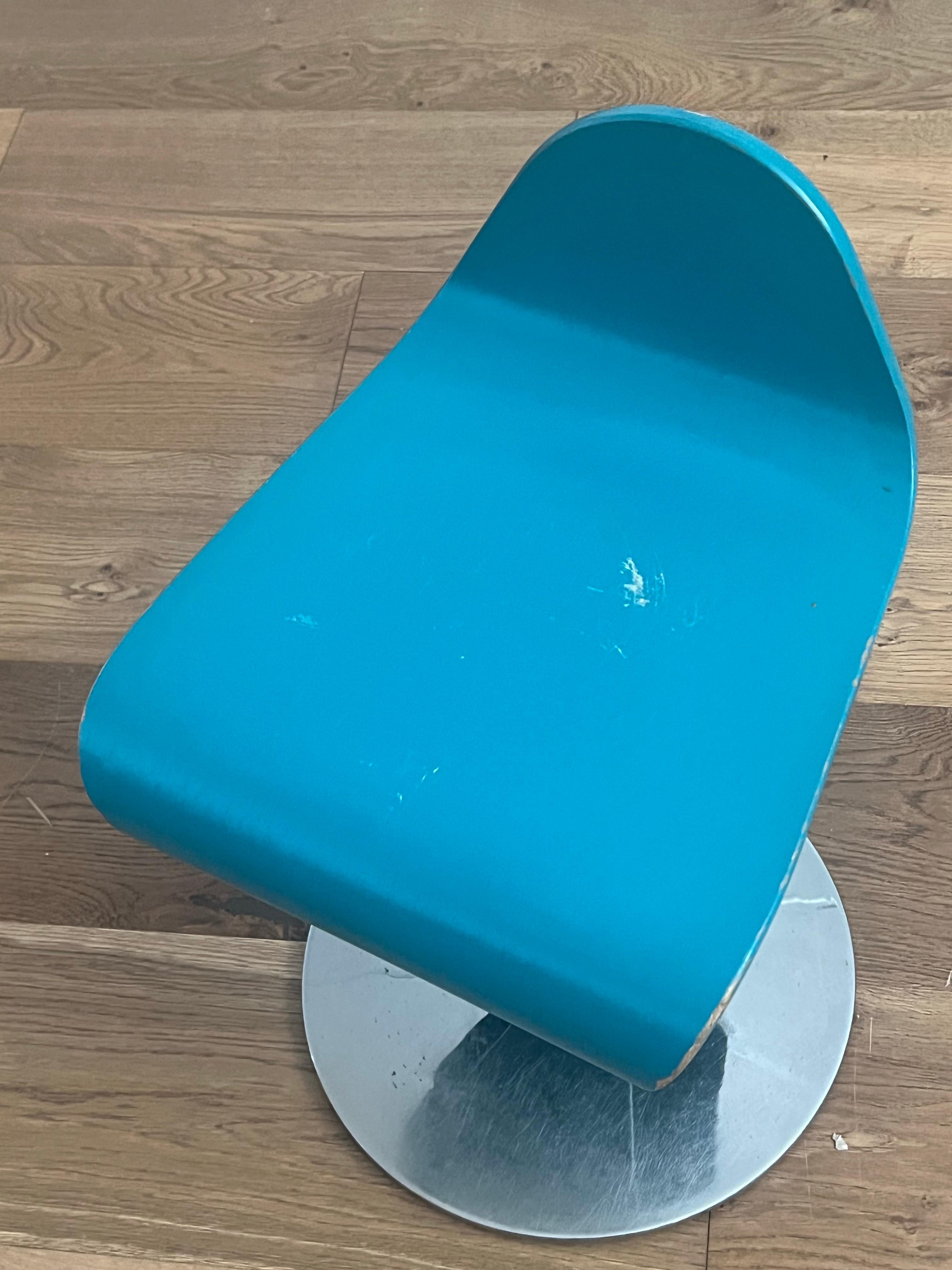 1970's Contrachapado Moldeado sobre Base de Acero Cromado Raro Taburete Danés Moderno en Bastante bueno estado para la venta en San Diego, CA