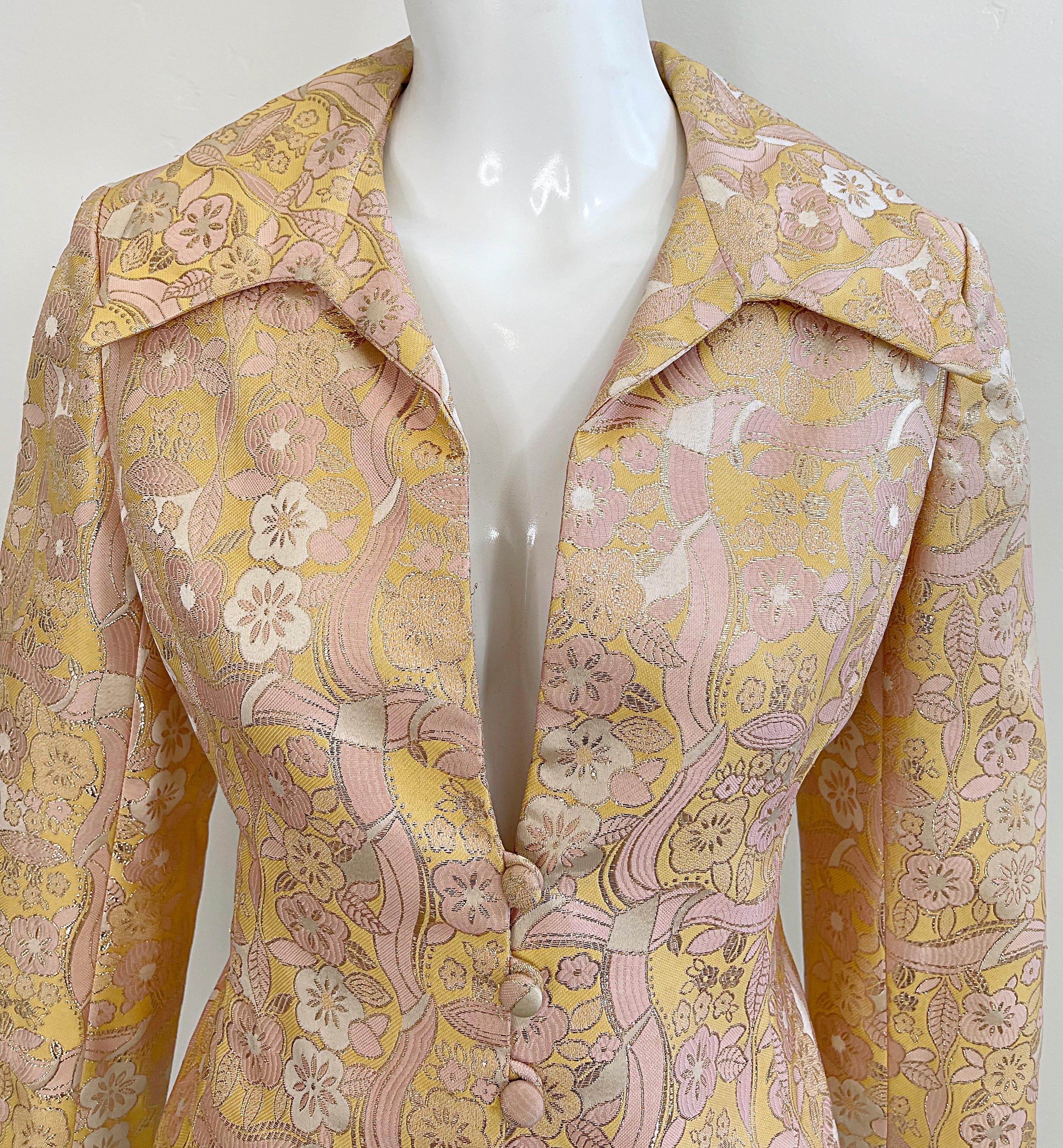 1970er Mollie Parnis Vintage 70er Jahre Hemdjacke aus Seidenbrokat in Rosa + Pfirsich + Gold  im Angebot 6