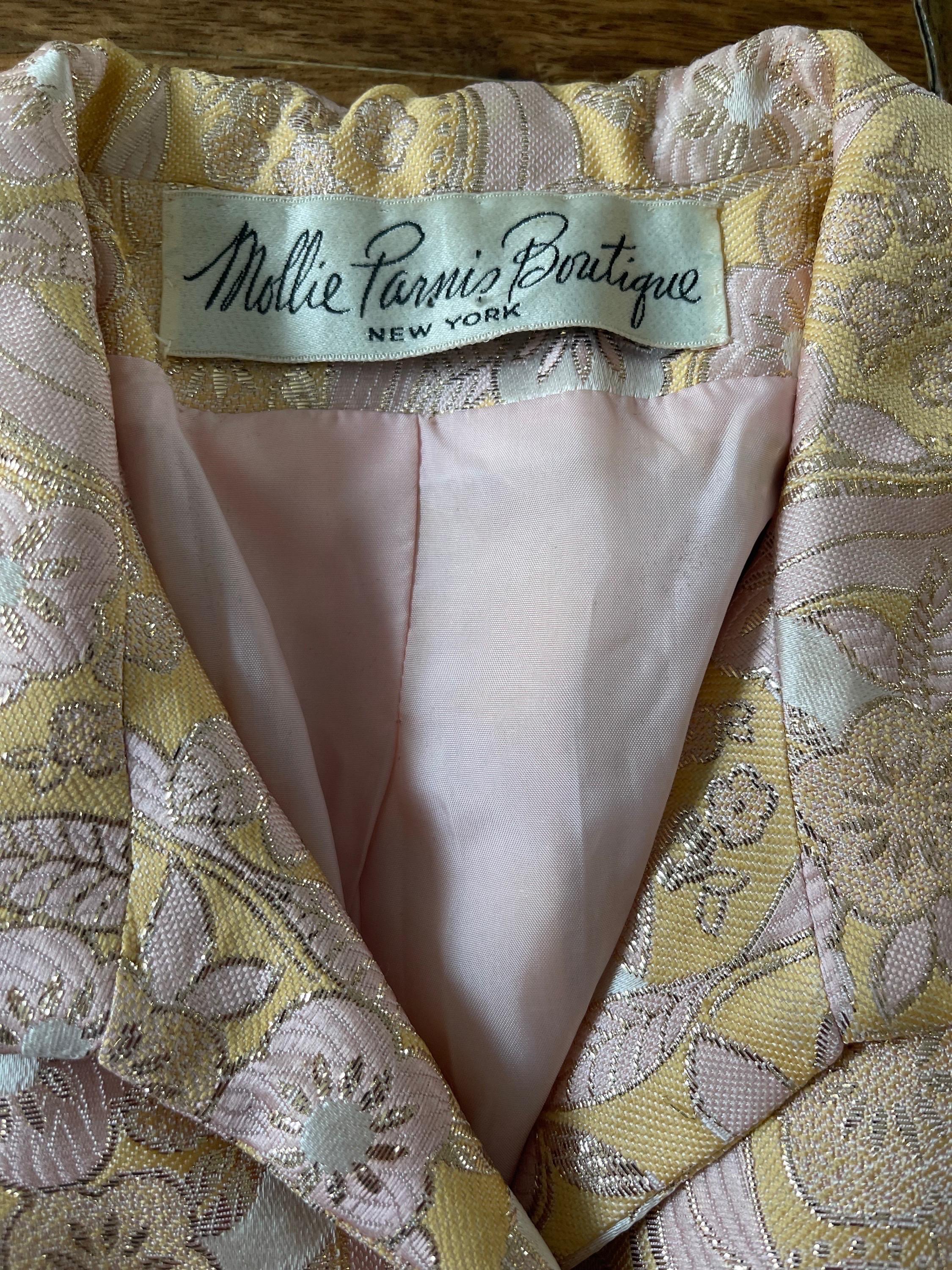 1970er Mollie Parnis Vintage 70er Jahre Hemdjacke aus Seidenbrokat in Rosa + Pfirsich + Gold  (Beige) im Angebot
