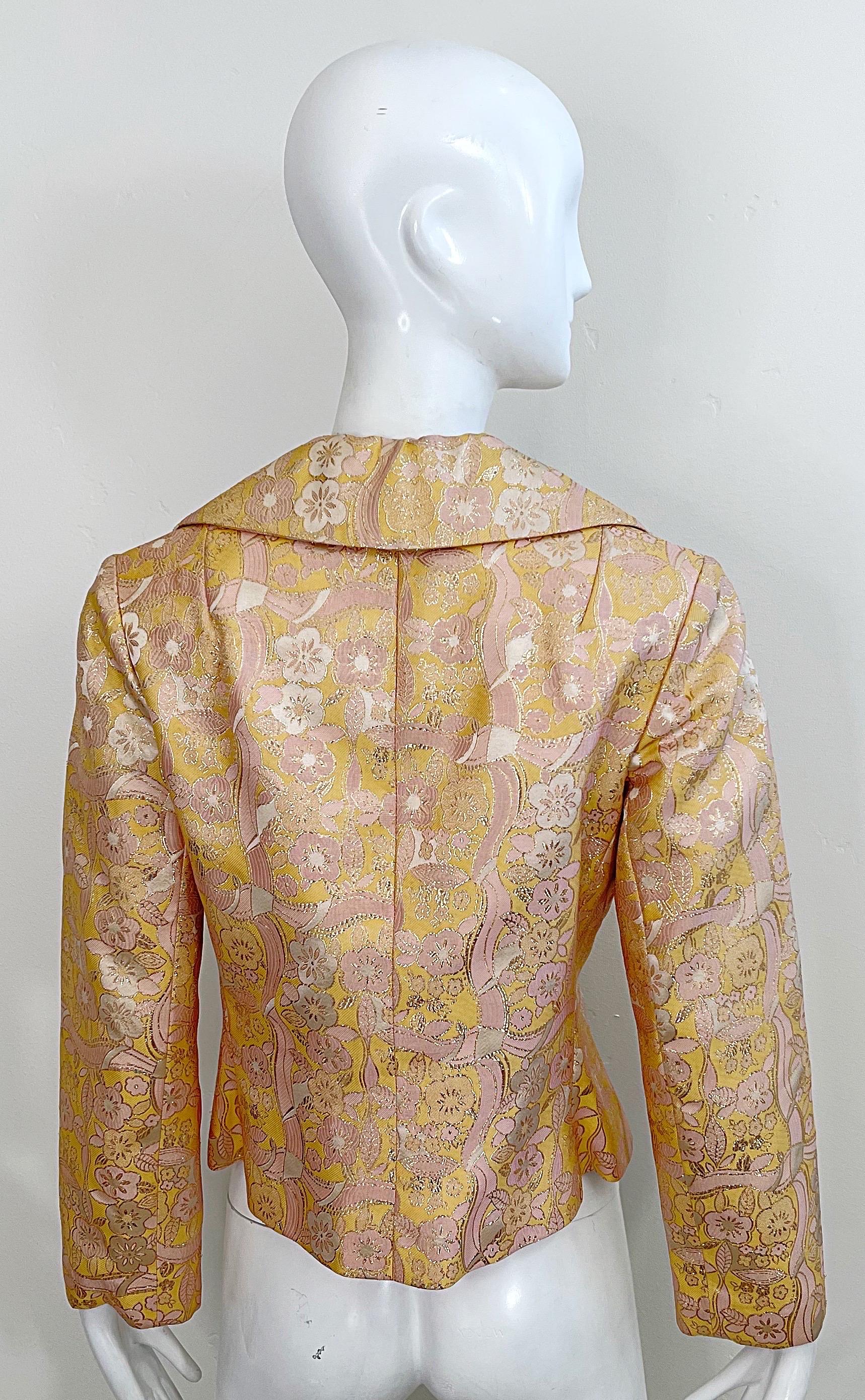 1970er Mollie Parnis Vintage 70er Jahre Hemdjacke aus Seidenbrokat in Rosa + Pfirsich + Gold  im Angebot 3