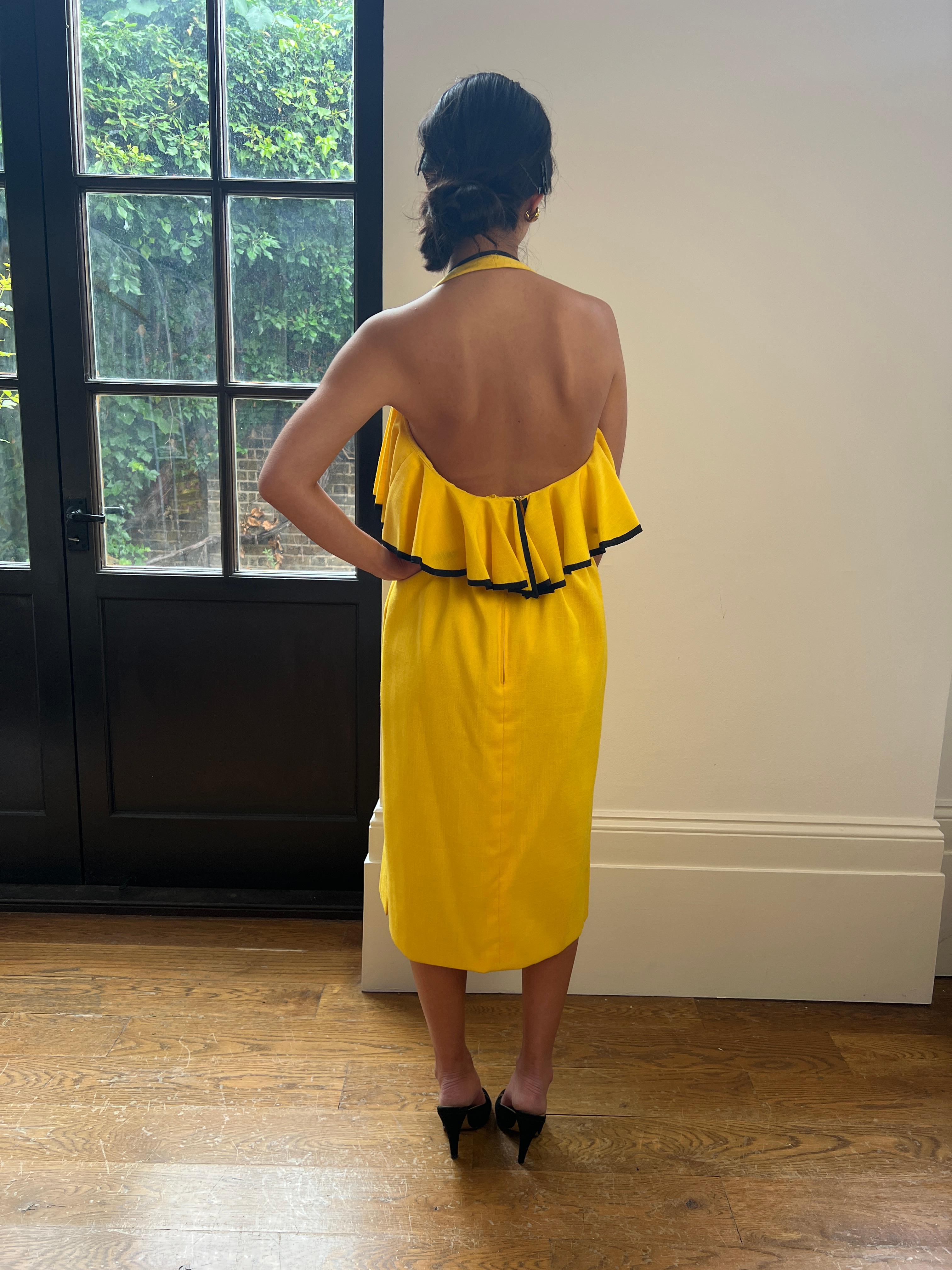 1970s Mollie Parnis Yellow & Black Halterneck Ruffle Dress For Sale 3