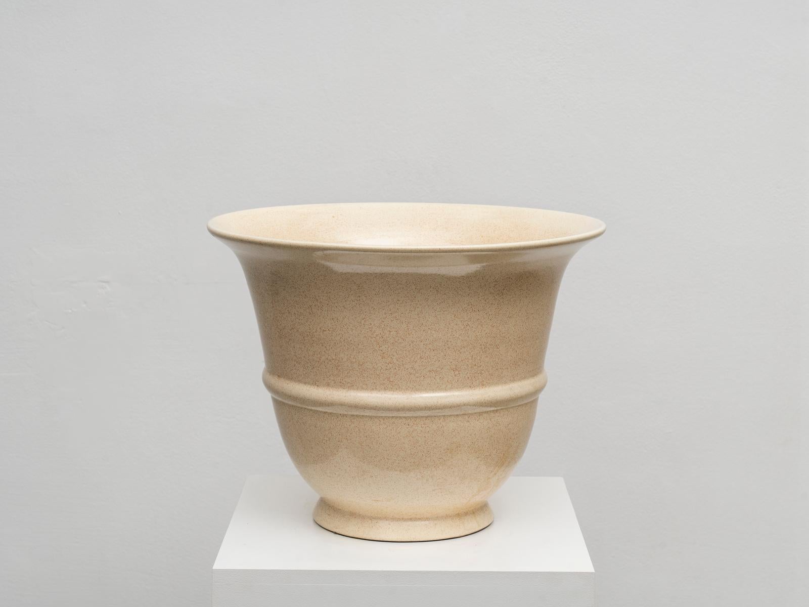 Dieser Übertopf oder diese Vase aus Keramik wurde von dem italienischen Designer und Künstler Tommaso Barbi entworfen, der in den 1970er und 1980er Jahren sehr einflussreich war. Dank seiner monumentalen Größe und dem raffinierten Tupfendekor, das