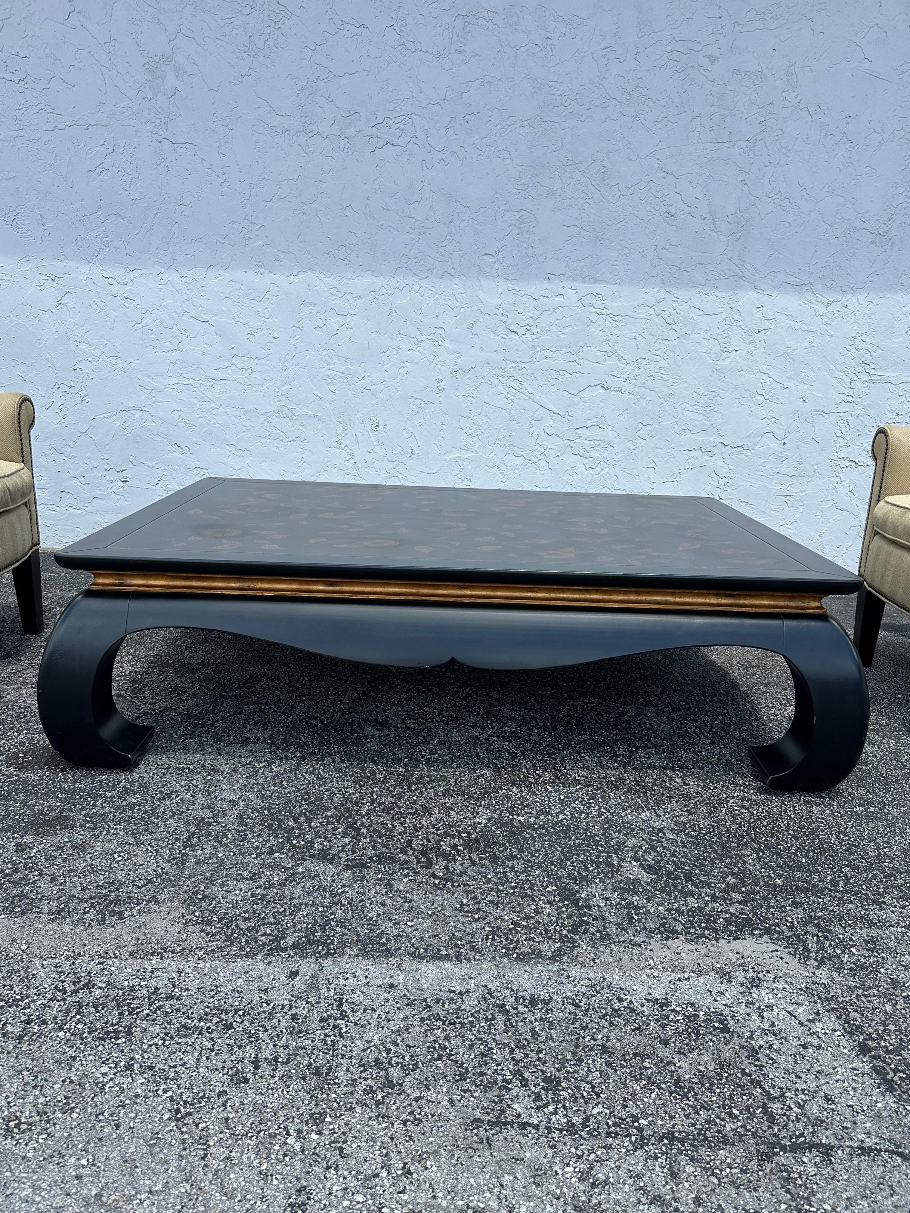 En esta ocasión te ofrecemos una de las sillas y otomana orgánicas de estilo McGuire más impresionantes y raras que puedas esperar encontrar. El diseño es extraordinario en todas partes. ¡Este precioso conjunto es una pieza única y llena de