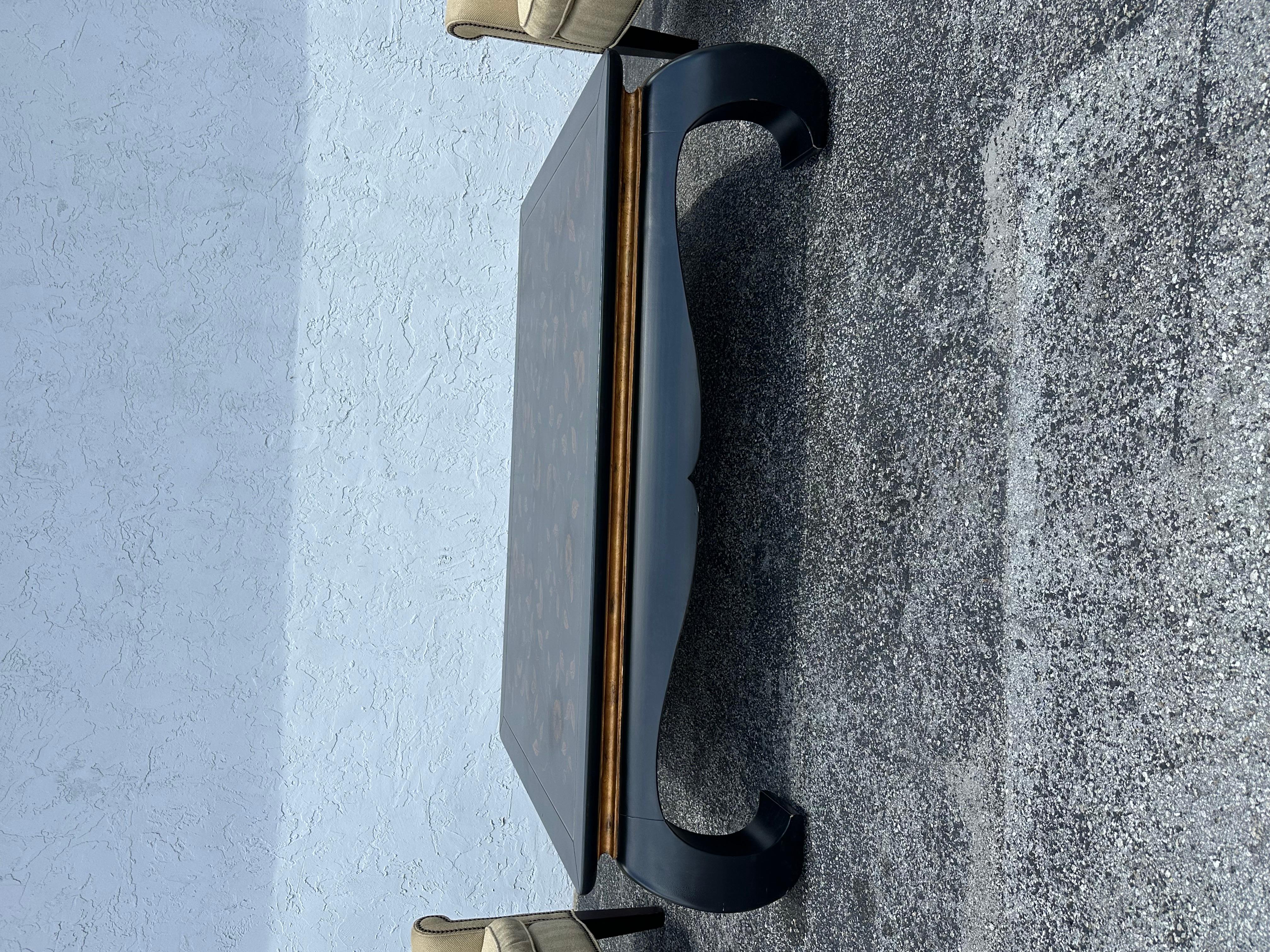 In questa occasione ti offriamo una delle sedie e un pouf in stile McGuire organico più straordinari e rari che tu possa sperare di trovare. Il design è eccezionale. Questo bellissimo set è un pezzo forte e ricco di personalità!!! Guarda gli