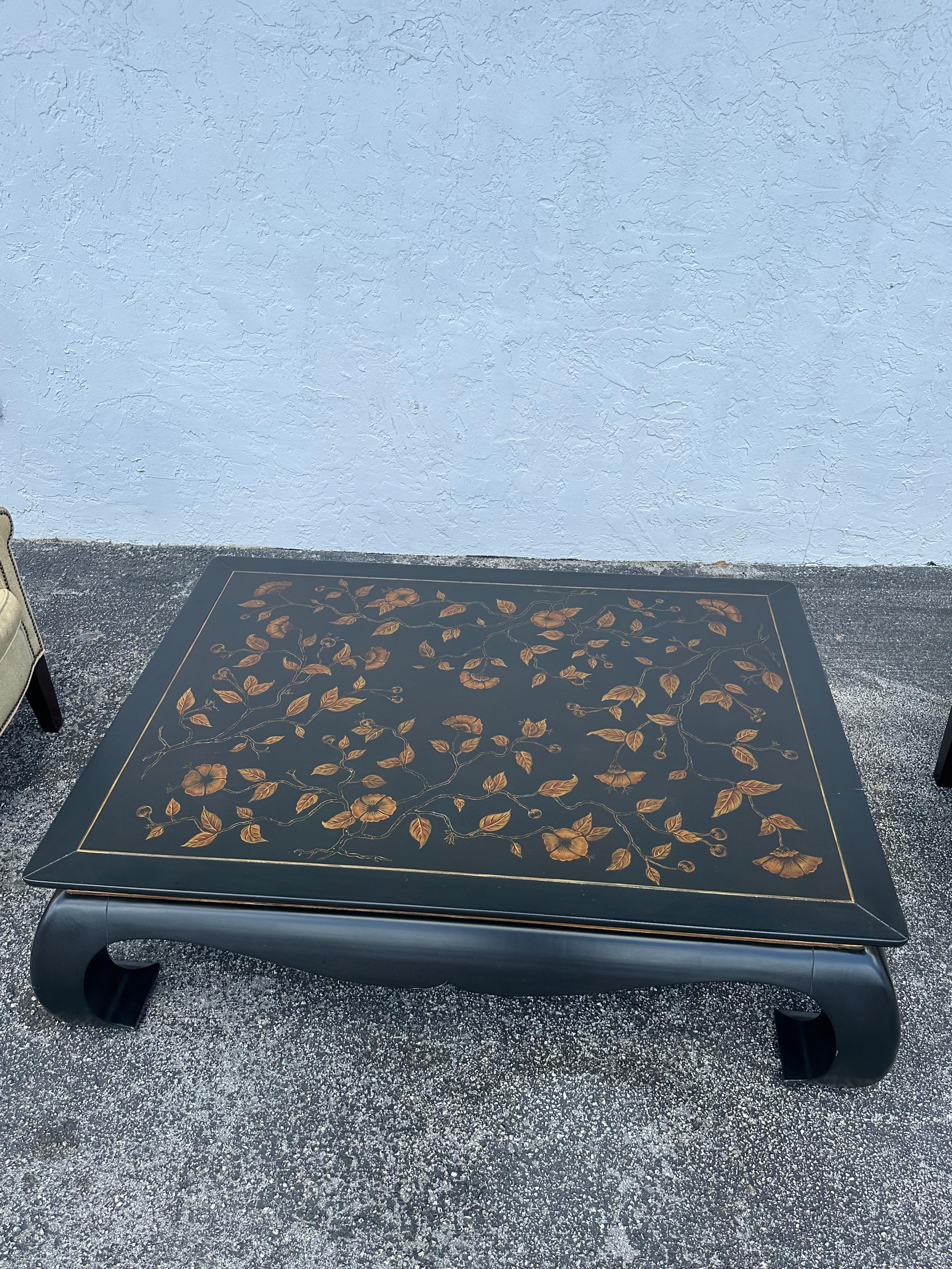Mesa de centro Chinoiserie monumental estilo botánico pintada de ébano de los años 70 Norteamericano en venta