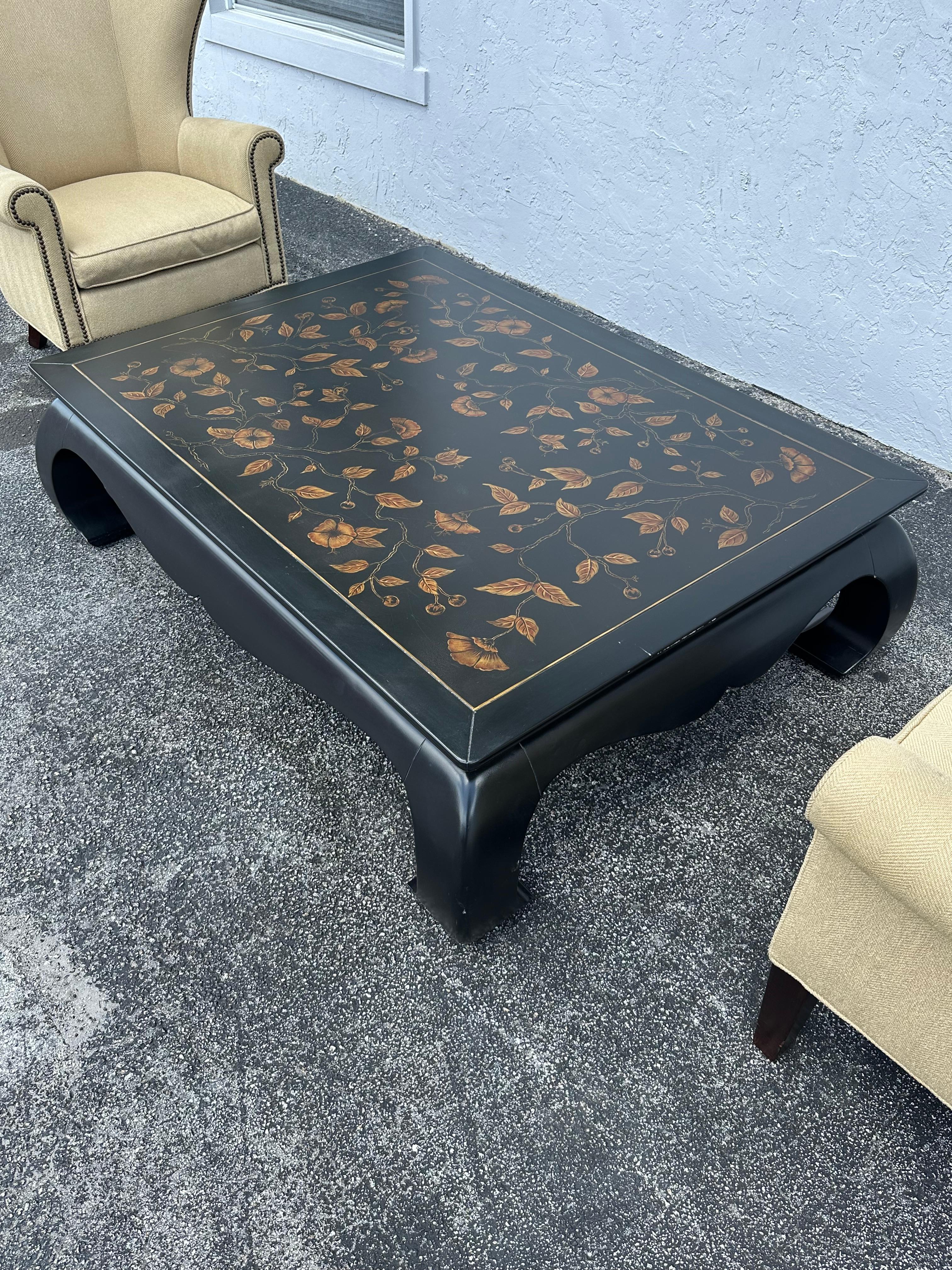 Mesa de centro Chinoiserie monumental estilo botánico pintada de ébano de los años 70 finales del siglo XX en venta